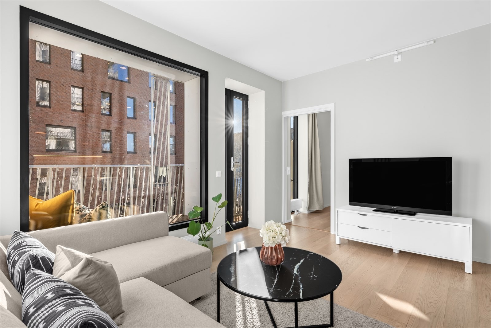 Det er parkett på gulv og takhøyden ble i stuen målt til ca. 2,7m. Galleribilde