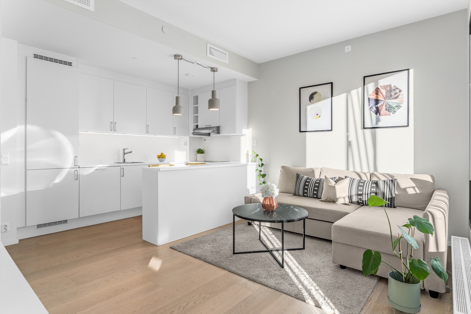 Åpen kjøkkenløsning fra Sigdal i stue med innredning fra byggeårene. Galleribilde