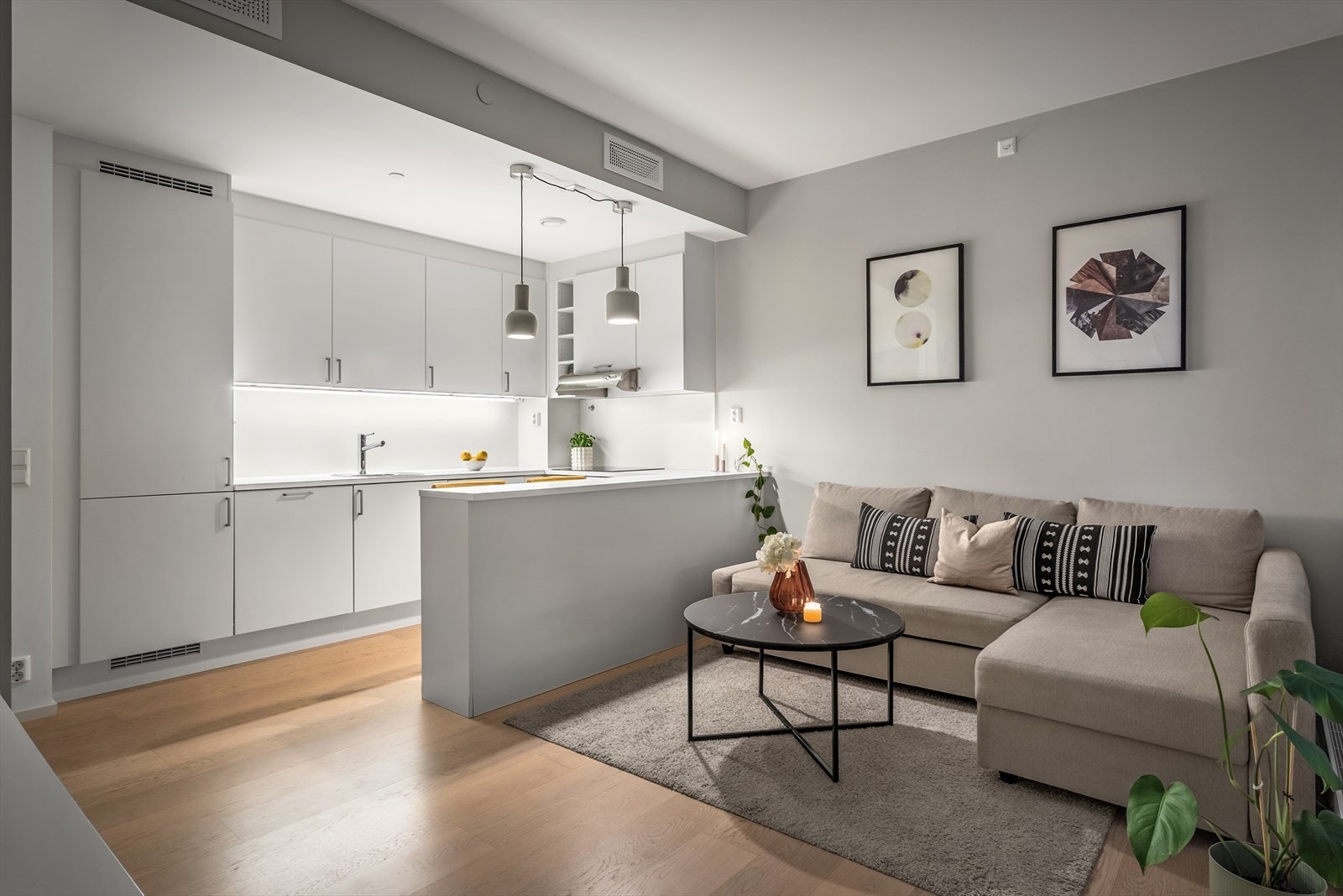 Det er godt med skap- og benkeplass i tillegg til at det er en barløsning som skaper et naturlig skille mellom stuen og kjøkkenet. Galleribilde