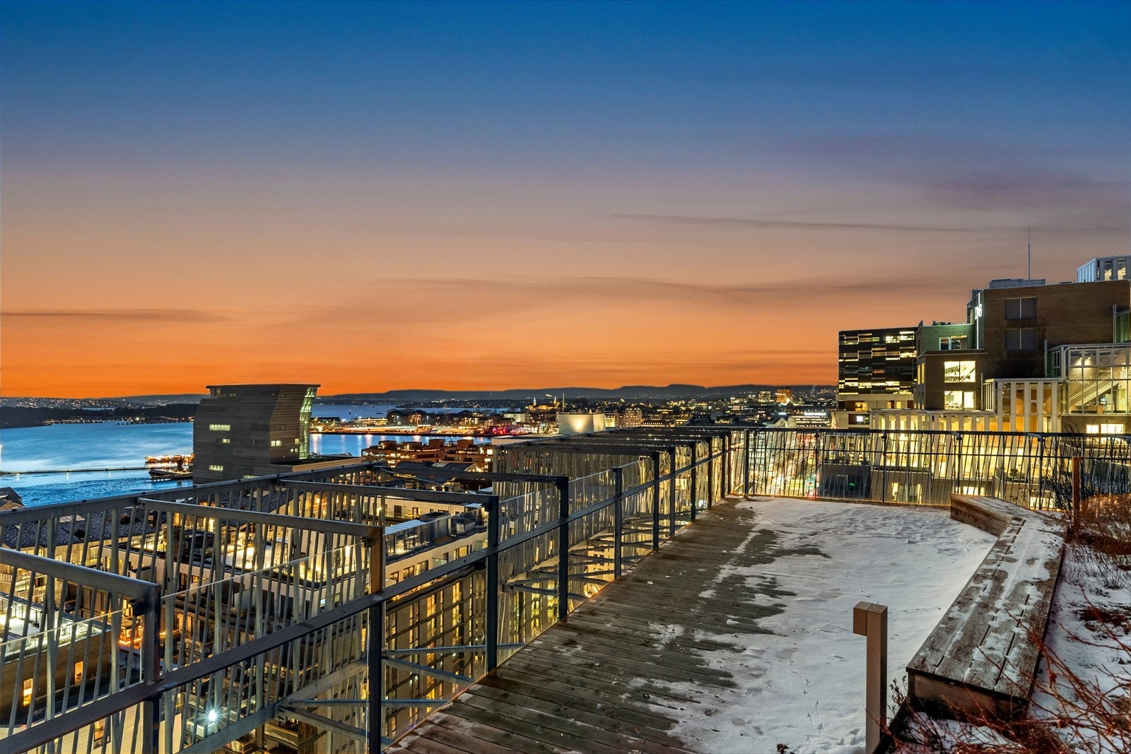 Fra takterrassen i 15. etg får du fantastiske solforhold og en nydelig utsikt. Galleribilde