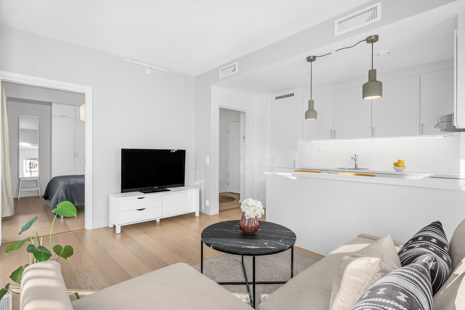 De månedlige felleskostnadene er henholdsvis lave på kr. 3024 og inkluderer blant annet fjernvarme, varmtvann og TV/bredbånd. Galleribilde