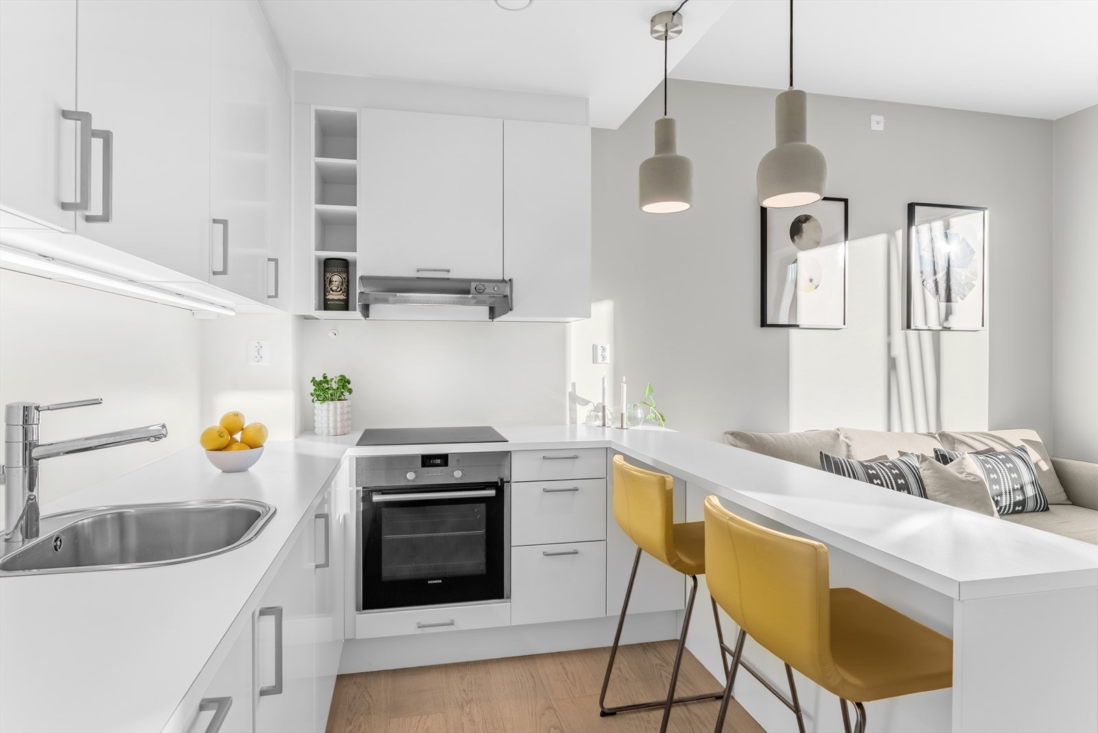 Benkeplaten er i laminat med nedfelt kum i rustfritt stål. Galleribilde