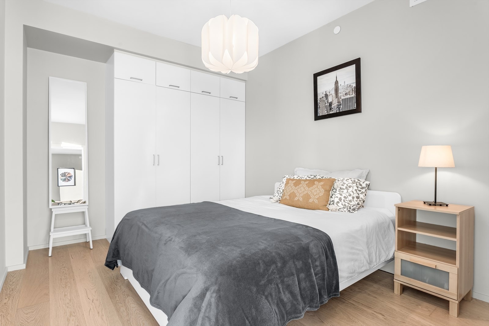 Soverommet er romslig og har god plass til stor dobbeltseng og tilhørende nattbord. Galleribilde