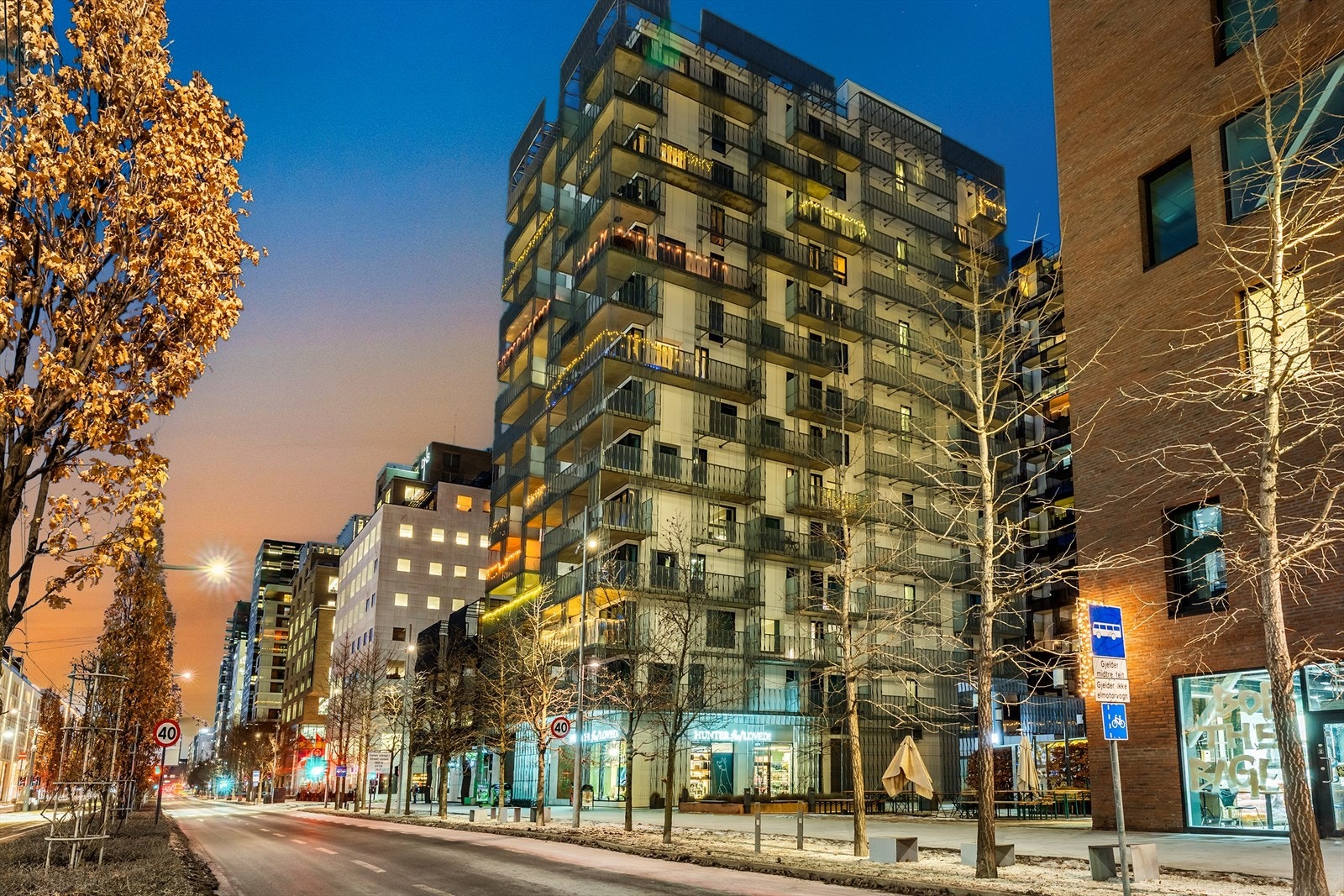 Her bor du med en meget attraktiv, sjønær og urban beliggenhet i Bjørvika ved Barcode. Galleribilde