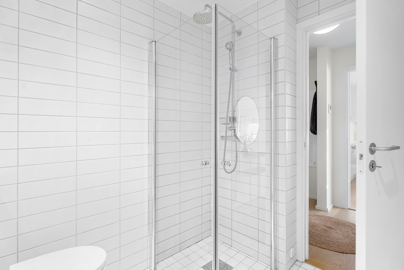 Det er varme i gulv og opplegg for vaskemaskin. Vaskemaskin kan medfølge dersom ønskelig. Galleribilde