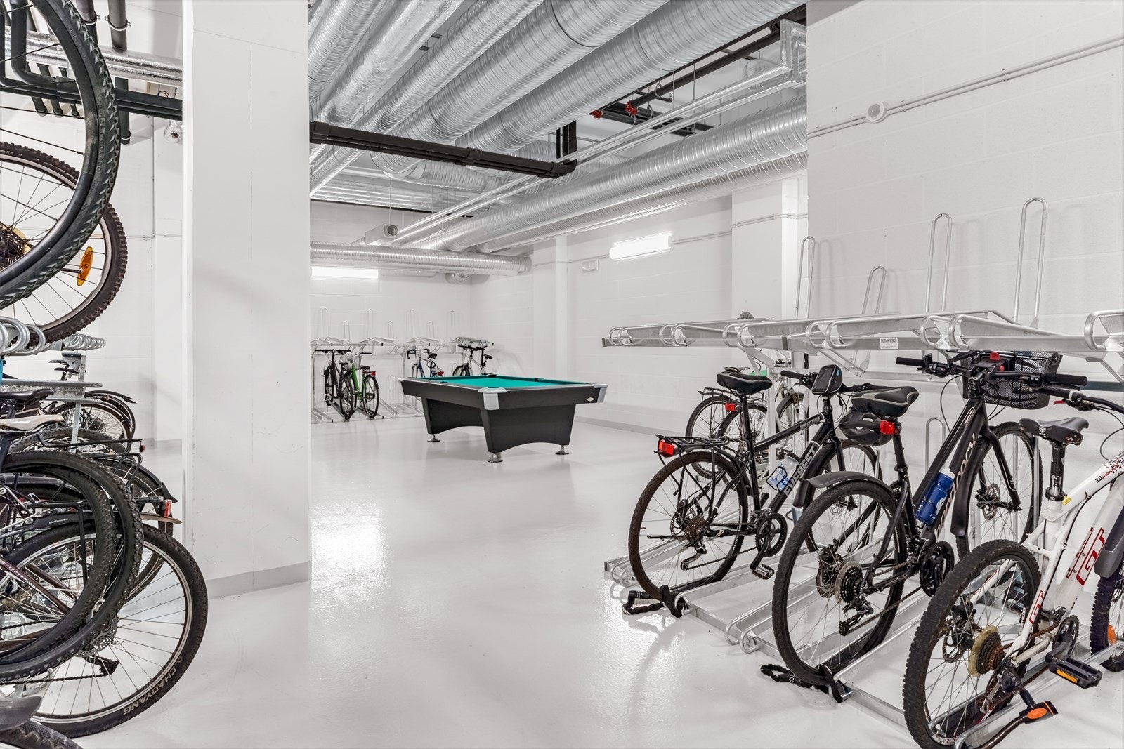 Det er tilgang på flere sykkelparkeringer. Galleribilde