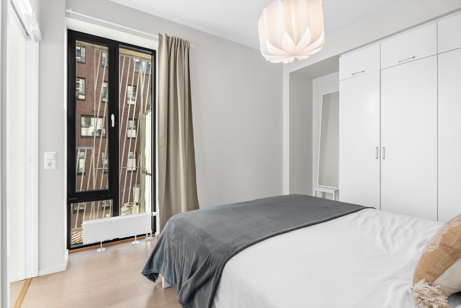 Det er garderobeskap med glatte, folierte fronter på soverommet. For ytterligere oppbevaring disponerer leiligheten 2 eksterne boder. Galleribilde