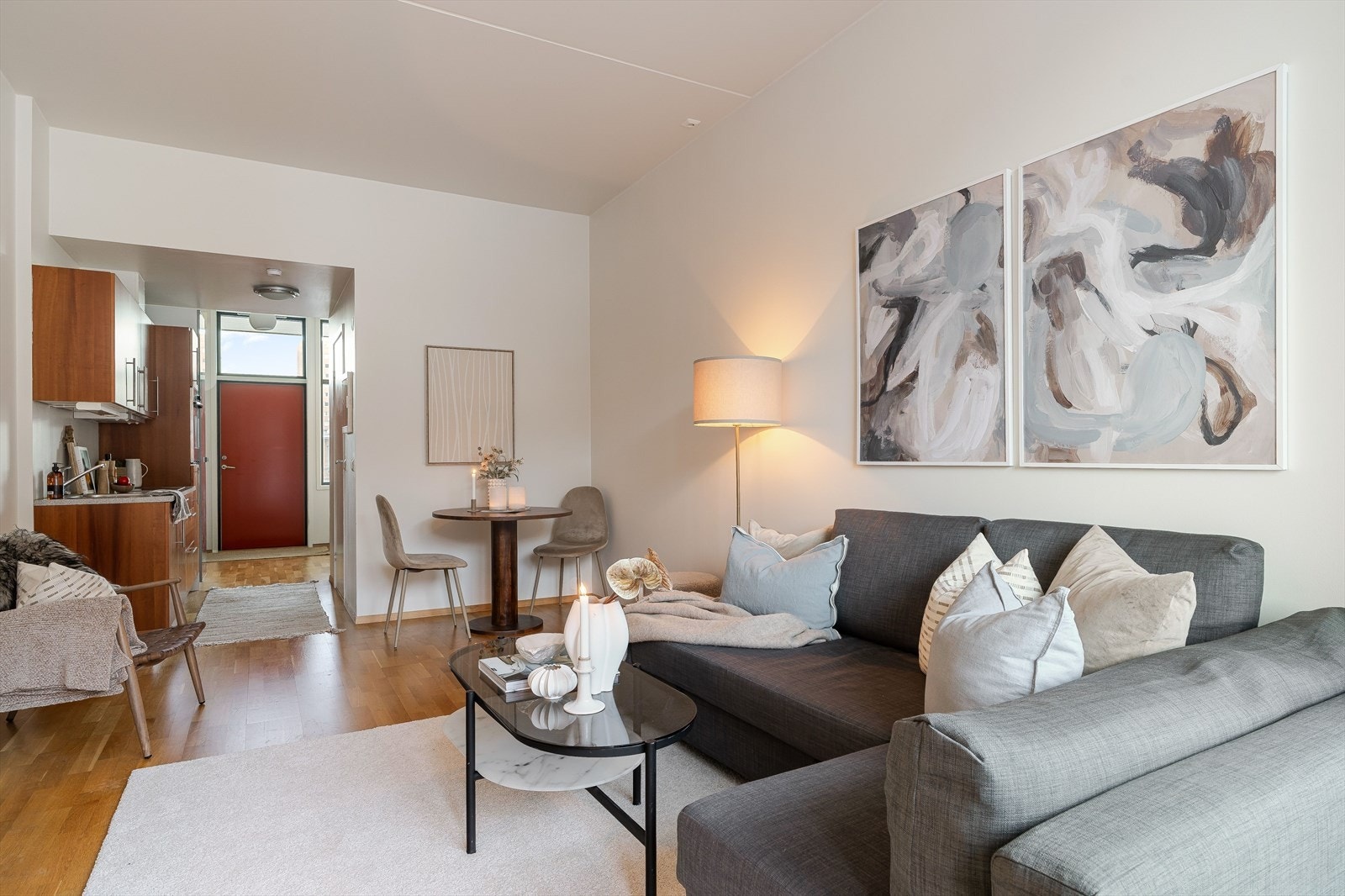 Stuen er lys og luftig, med komfortabel plass til både sofagruppe og spisebord. Galleribilde