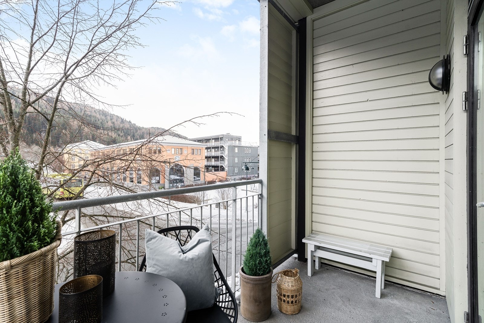 Balkongen byr på gode møbleringsmuligheter for sittegruppe. Galleribilde