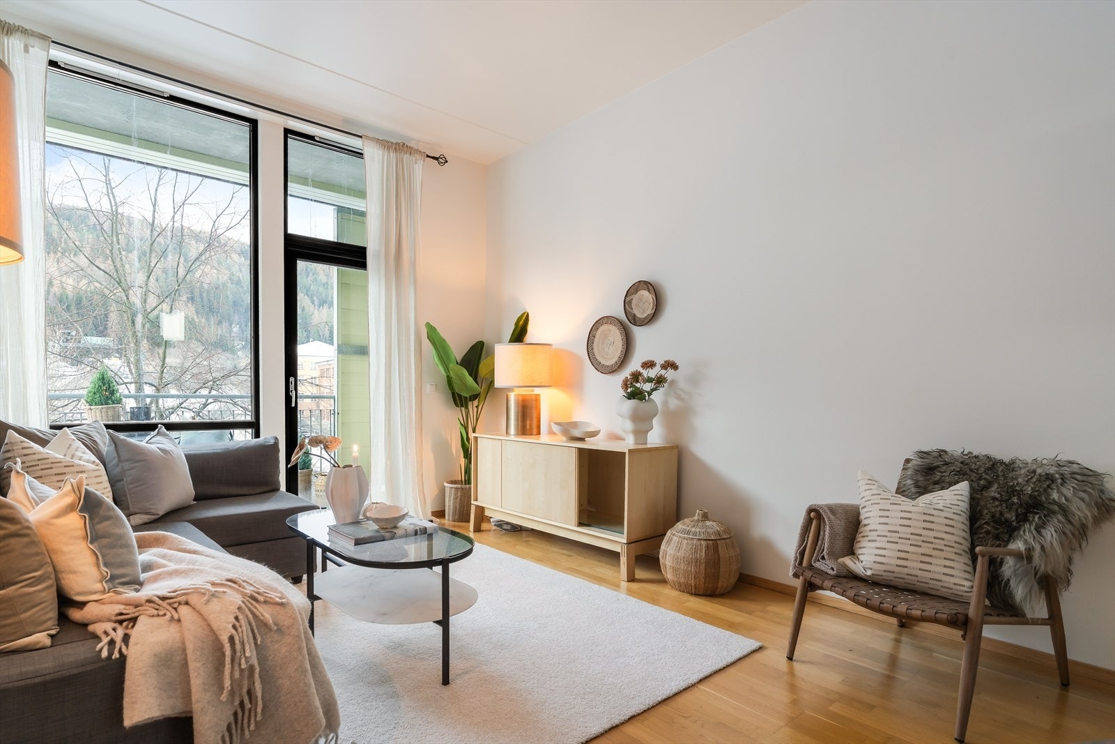 Leiligheten har en takhøyde på opptil ca. 3 meter, noe som gir en luftig og romslig romfølelse. Galleribilde