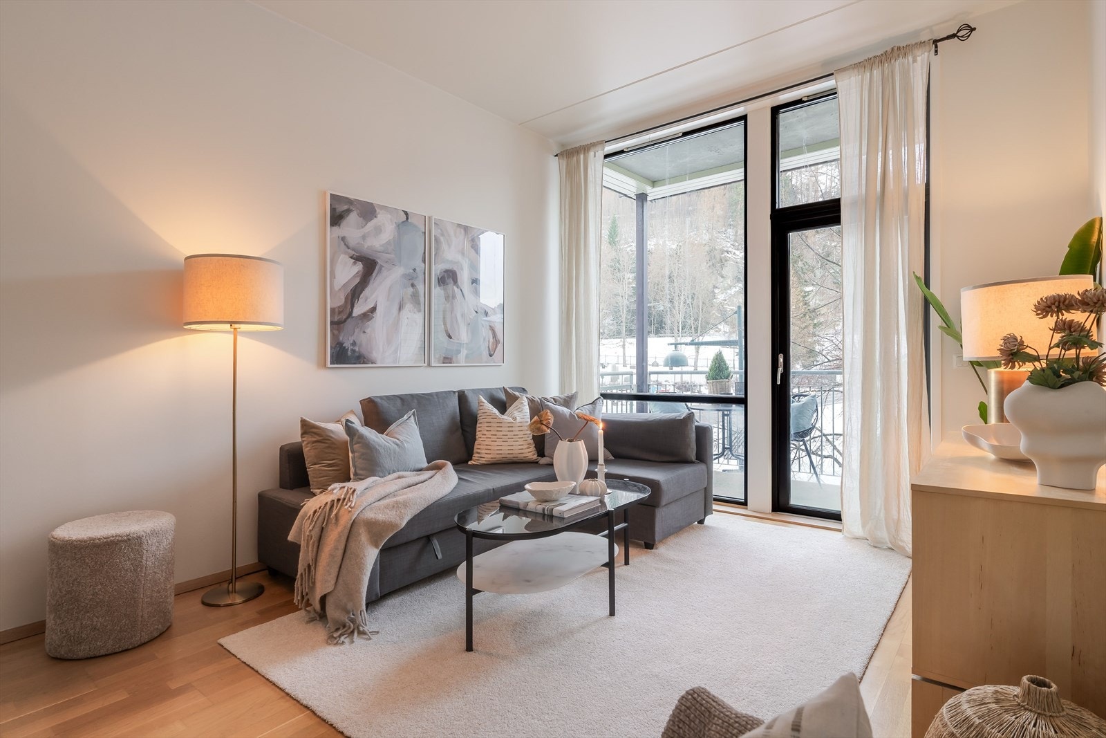 Stuen har direkte utgang til en hyggelig, vestvendt balkong på ca. 5 kvm. Galleribilde