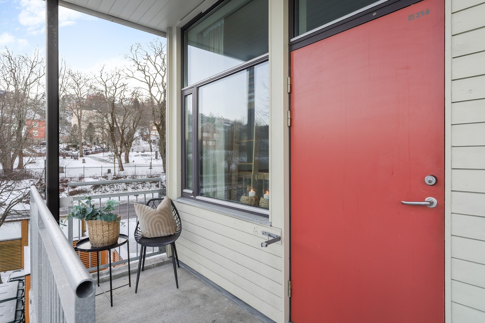 Utvendig inngangsparti med morgensol og plass til utemøblement. Galleribilde