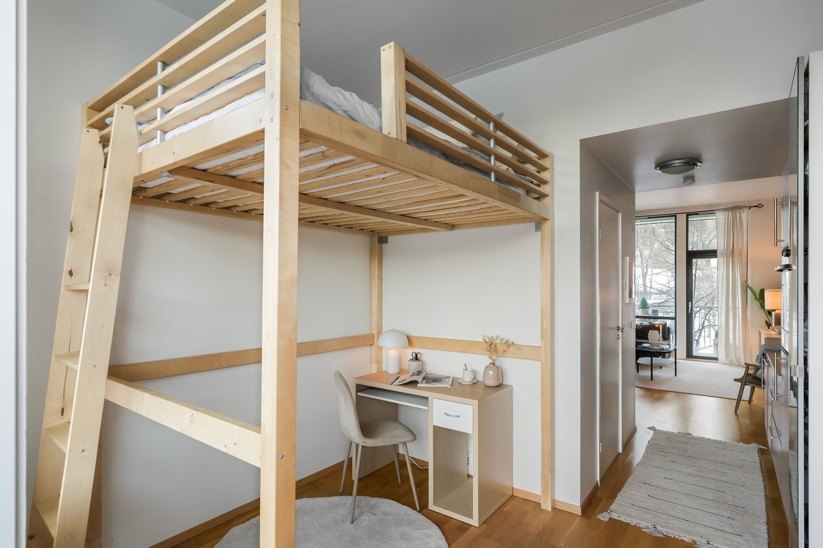 Sovealkoven ligger privat til, adskilt fra stuen, og har en smart løsning med kontorplass under sengen. Galleribilde