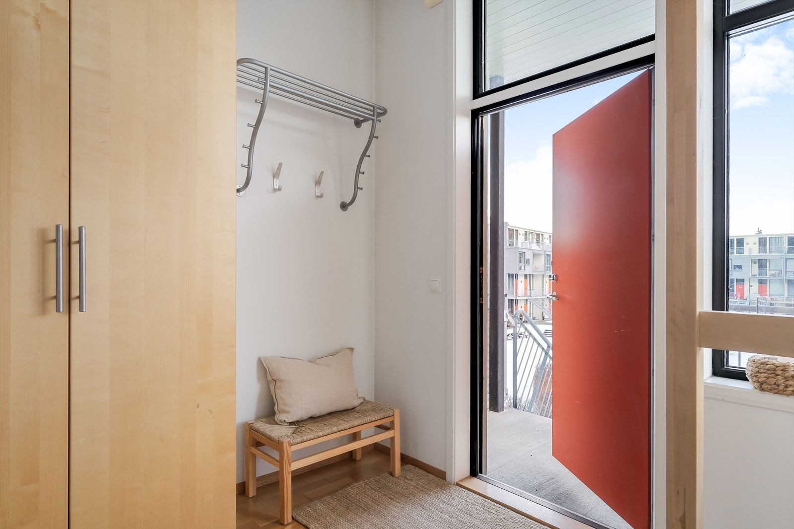 Romslig entrè med en praktisk garderobe som medfølger handelen. Galleribilde