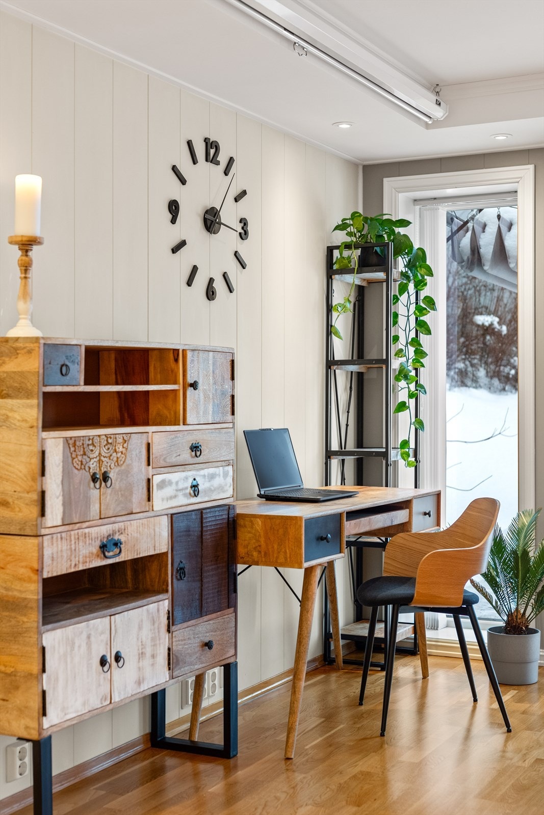 I stuen er det plass til en skrivepult, perfekt for hjemmekontor. Galleribilde