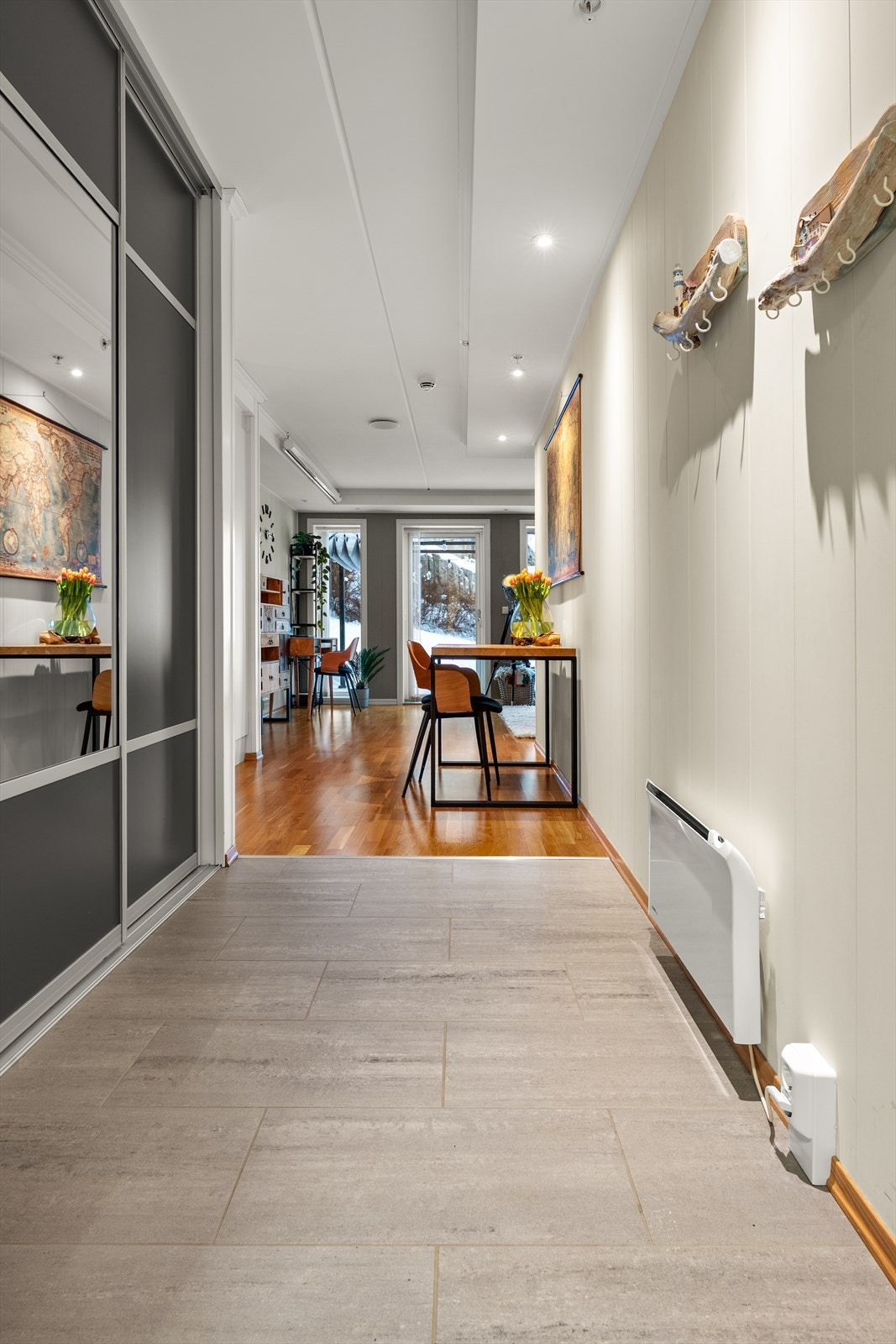 Flislagt entré med god plass til oppheng for yttertøy og til å sette ifra seg sko, i romslig skyvedørsgarderobe noe som gjør det enkelt å holde orden i inngangspartiet. Galleribilde