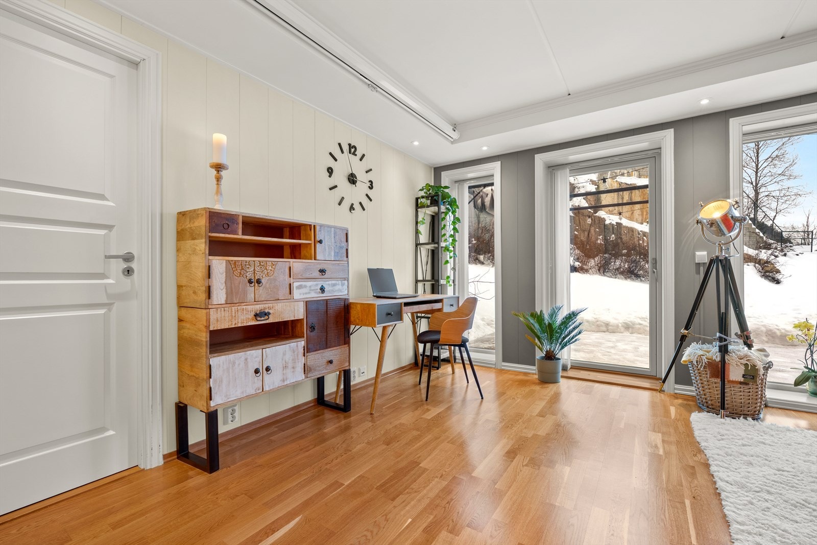 Vindusflatene skaper et fint, naturlig lys inn. Galleribilde