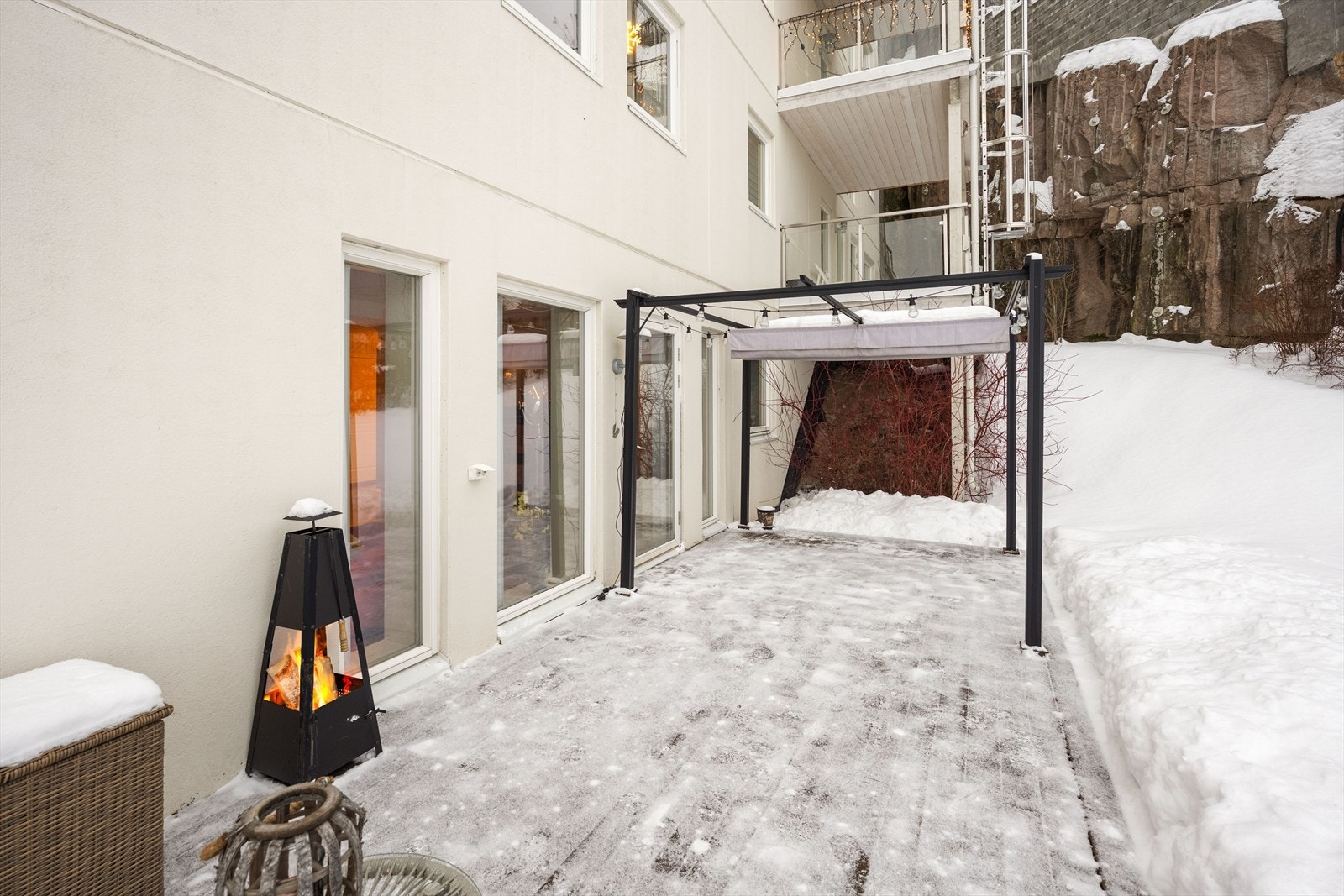 Fra stuen er det direkte utgang til en hyggelig uteplass. Galleribilde