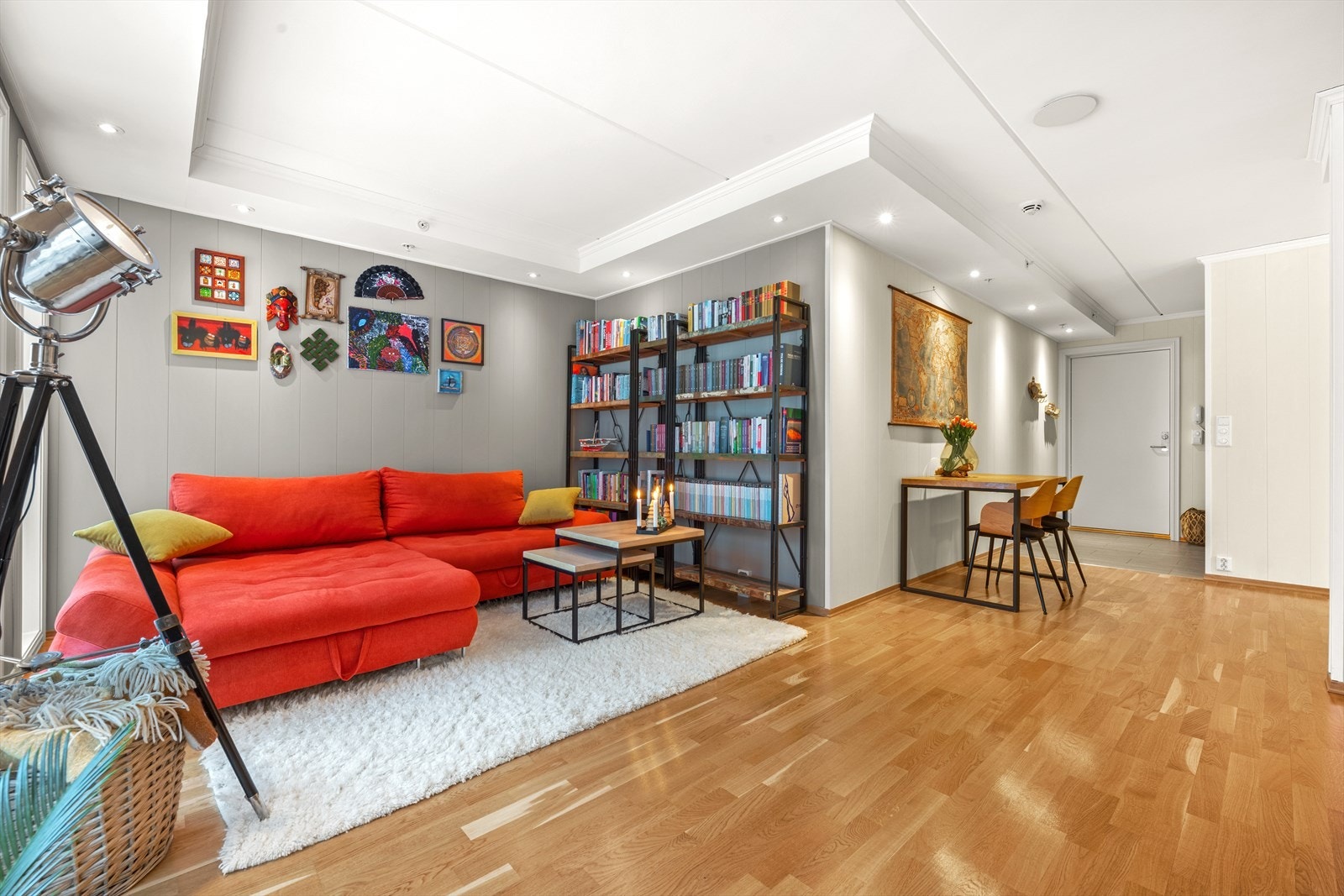 Lys og innbydende stue med flott parkett på gulv og panel vegger malt i en delikat gråtone som skaper en lun og koselig stemning. Galleribilde