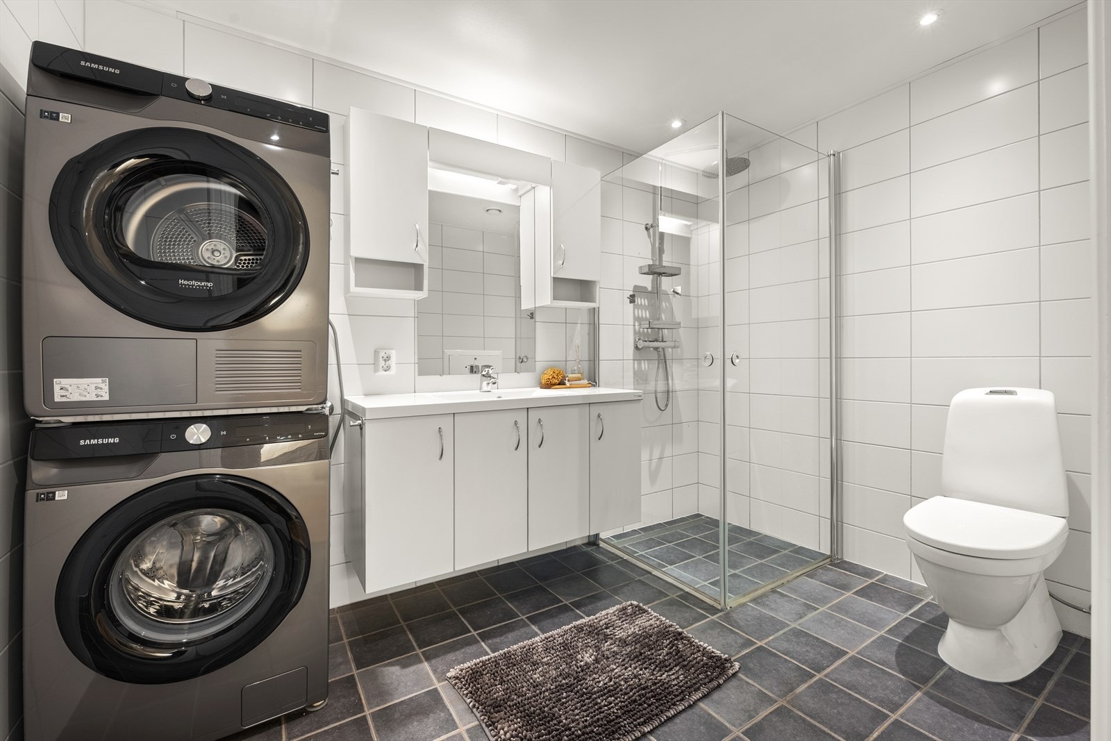 Badet har downlights i tak som bidrar til den riktige belysningen. Det er opplegg for vaskemaskin og tørketrommel. Galleribilde