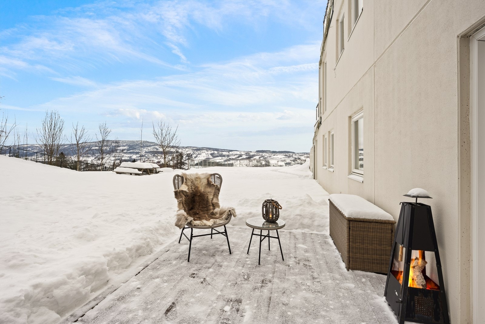 Leiligheten ligger i 1.etasje med utgang til en stor uteplass med pergola. Galleribilde