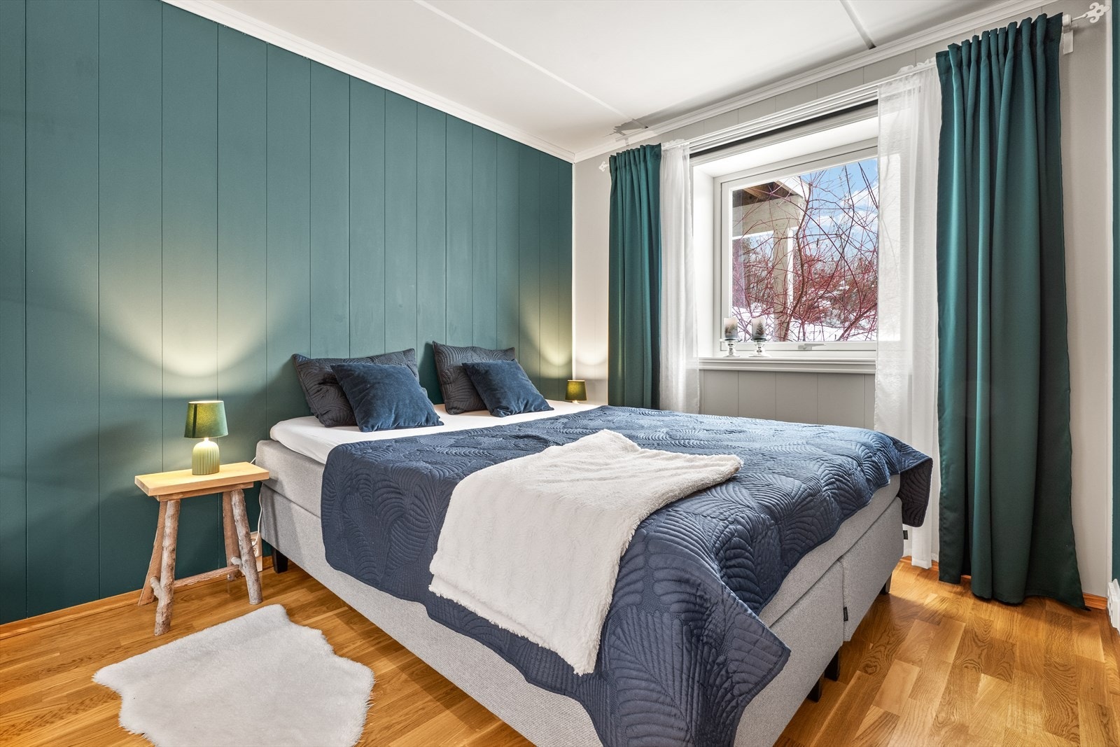 Soverommet har god plass til dobbeltseng med tilhørende nattbord og garderobeskap. Galleribilde