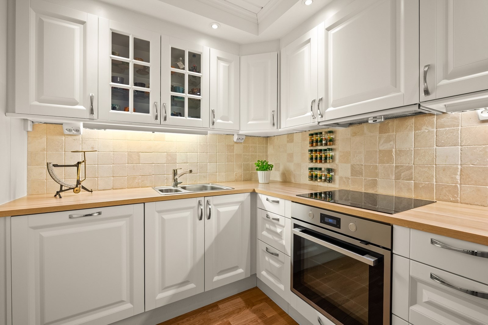 Kjøkkenet er utstyrt med integrerte hvitevarer som integrert kjøl/fryseskap, oppvaskmaskin, induksjonstopp, stekeovn, vannstoppsystem og komfyrvakt. Galleribilde