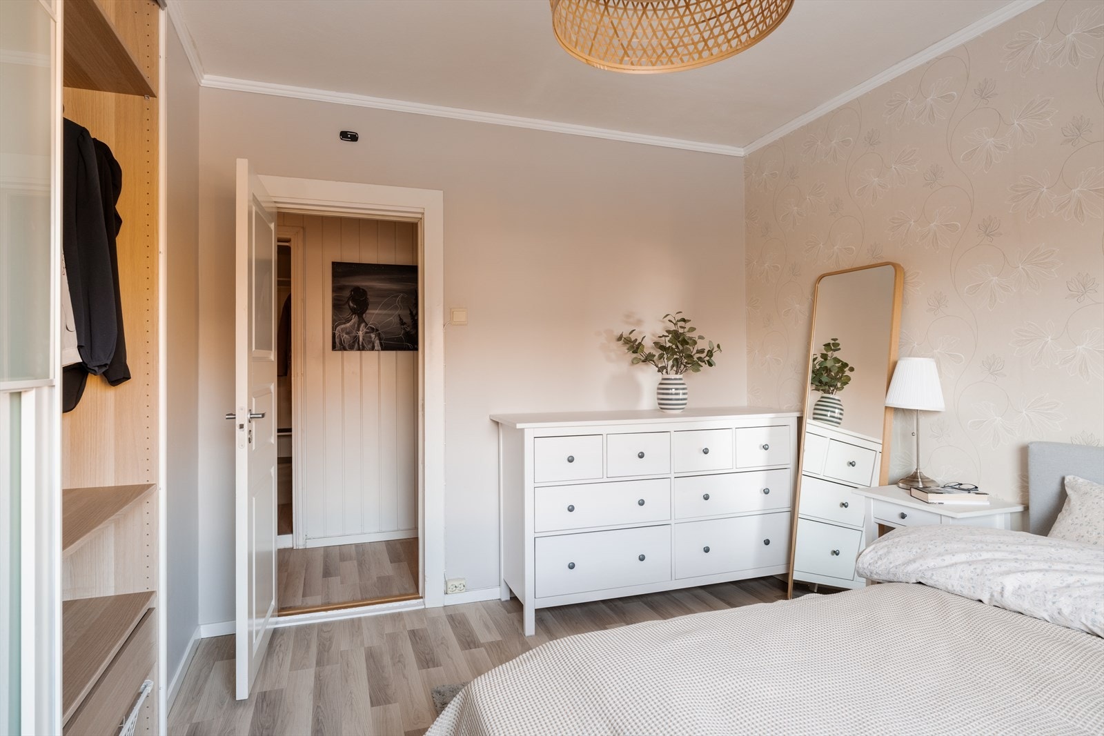 Rommet har profilerte innerdører som gir et klassisk preg. Galleribilde