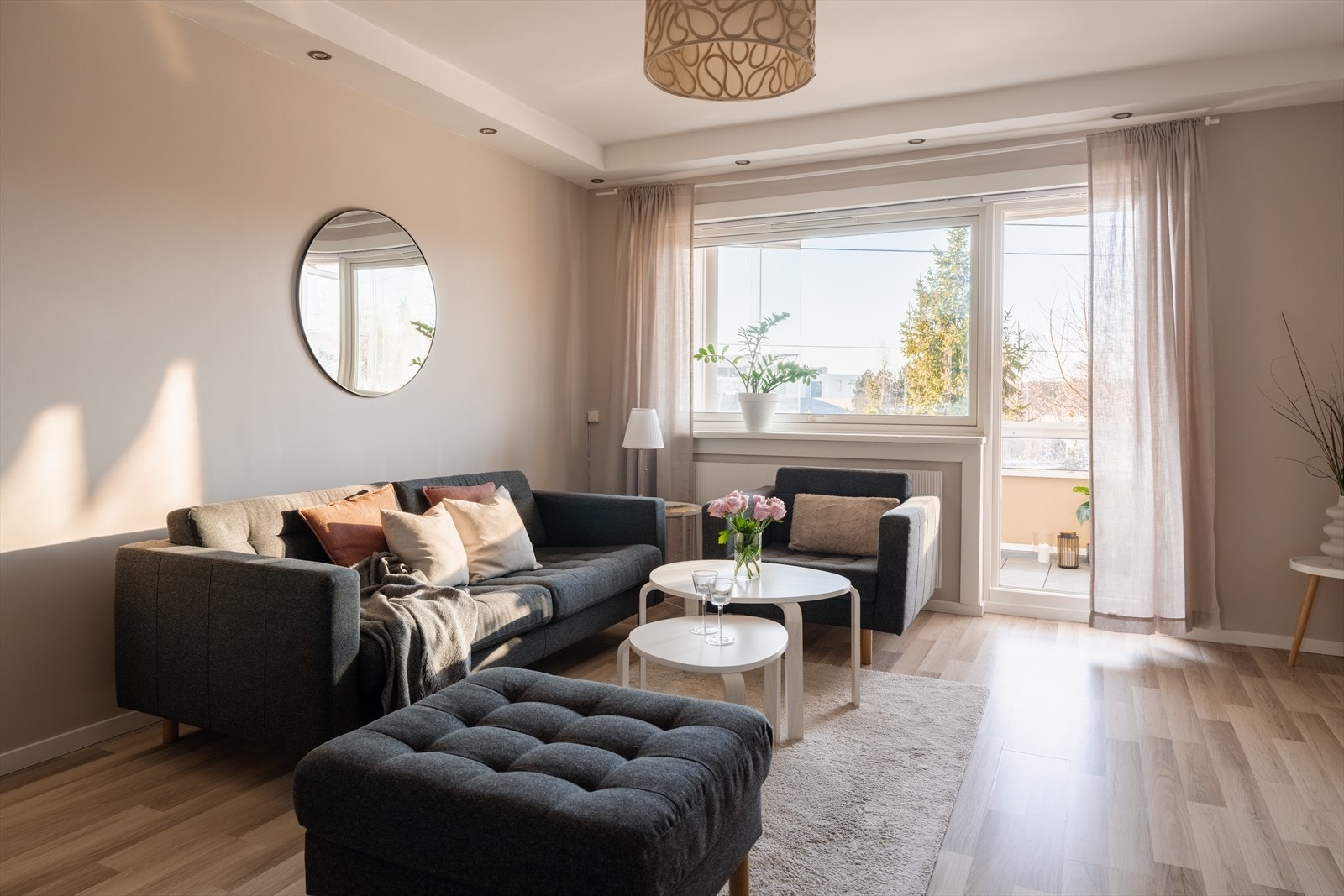 Fra stuen er det direkte utgang til den vestvendte balkongen. Galleribilde