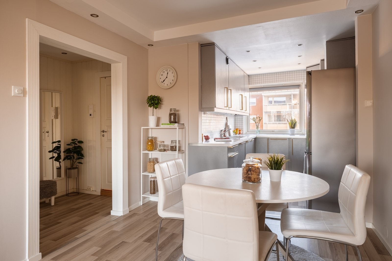 Fra kjøkkenet er det enkel adkomst til entreen og resten av leiligheten. Galleribilde