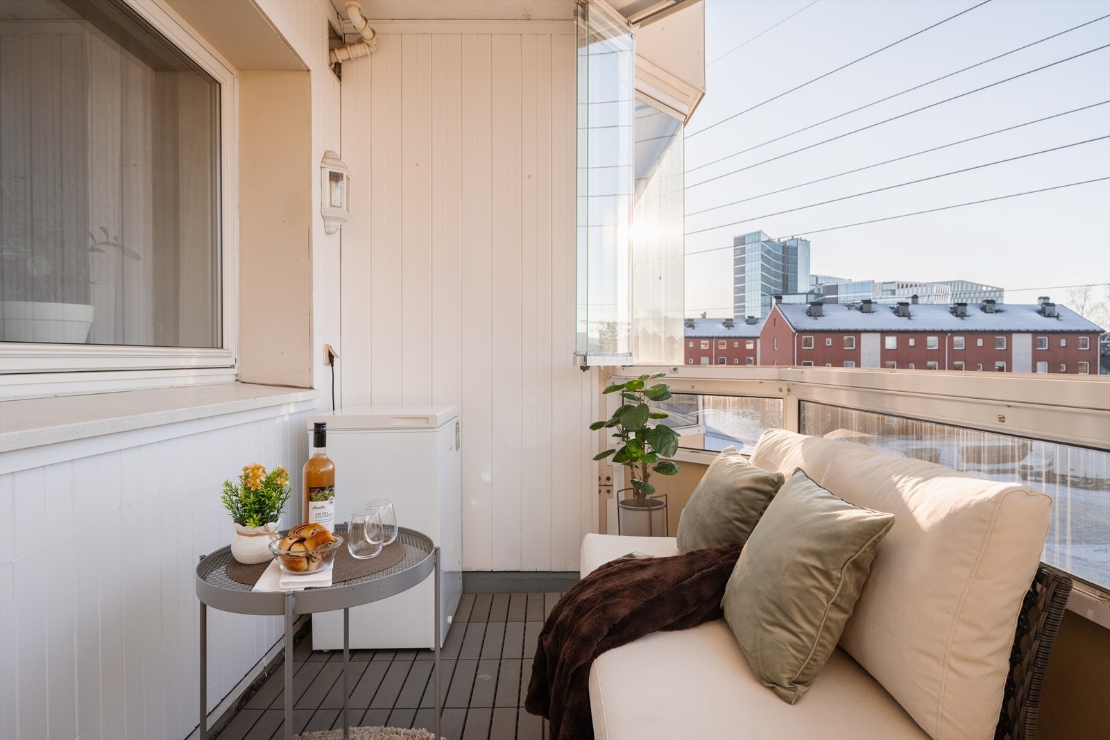 Gulvet på balkongen er kledd med tremmer, som gir en lun overflate. Galleribilde