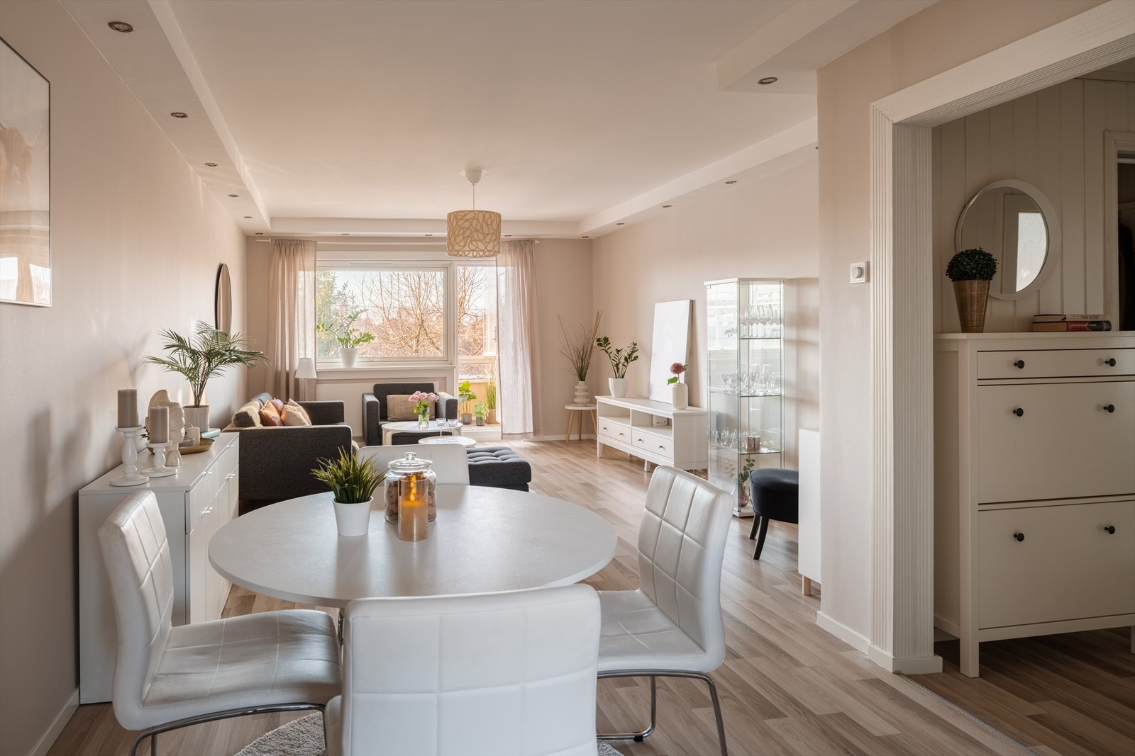 Spiseplassen er naturlig plassert mellom stue og kjøkken. Galleribilde