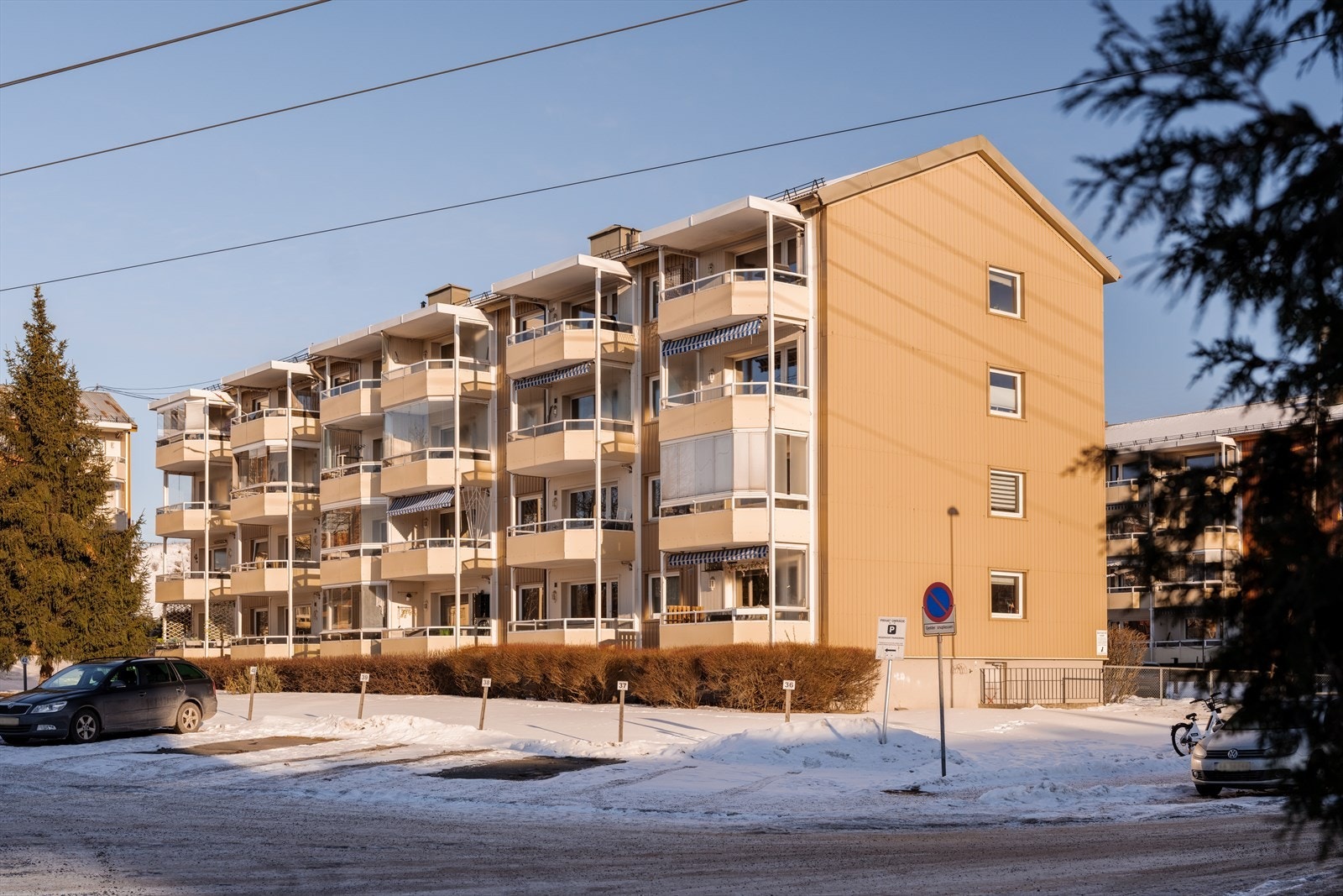 Bygget er fra 1958 og har fasader kledd med korrugerte stålplater. Galleribilde