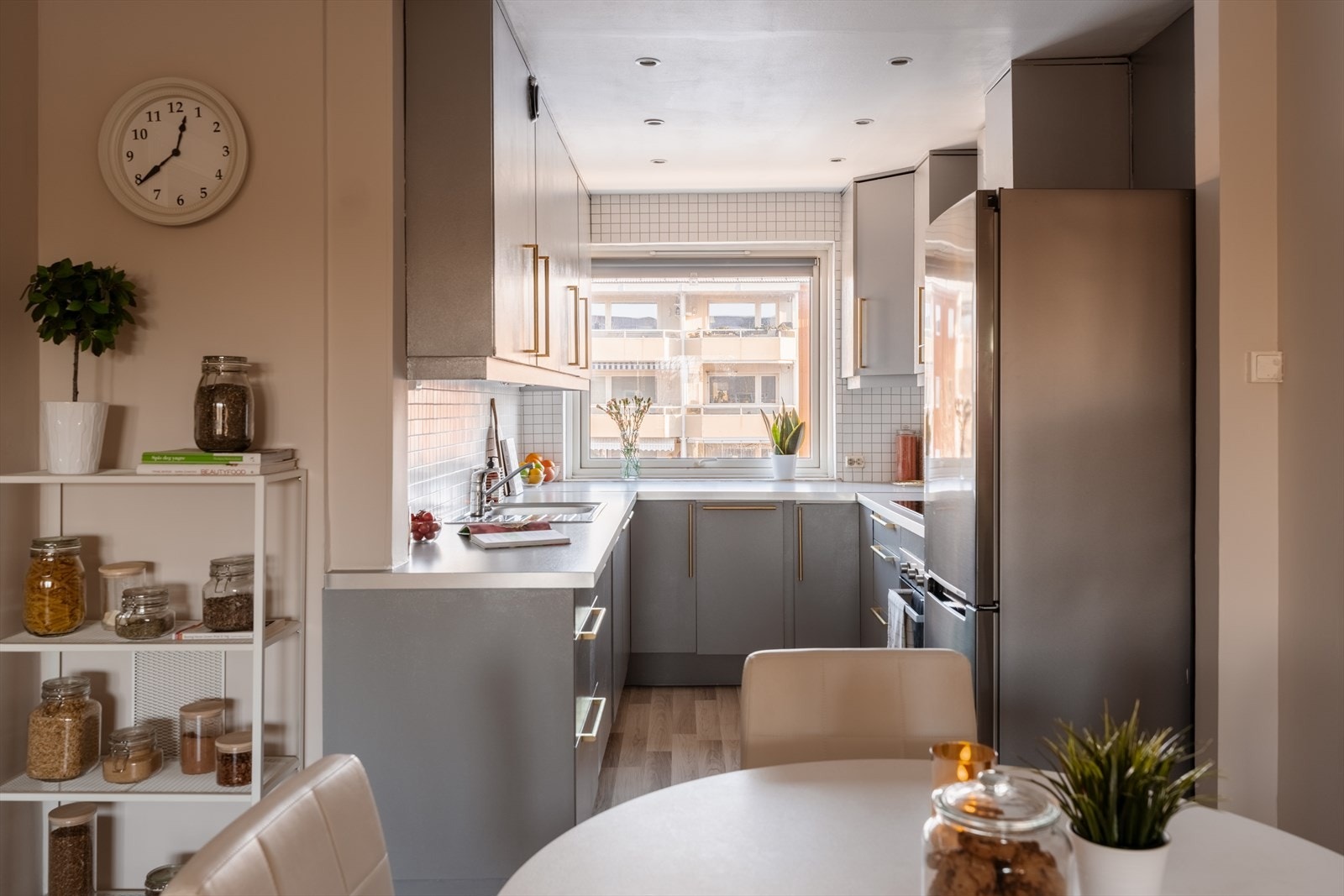 Funksjonelt kjøkken med malte fronter og takhøye overskap som gir rikelig med lagringsplass. Galleribilde