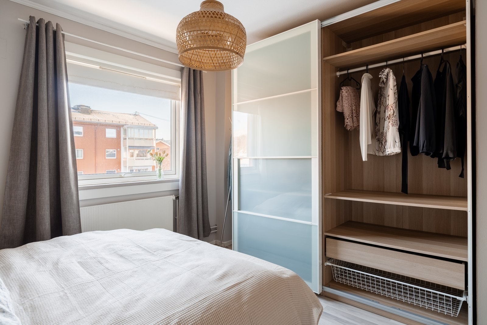 Det er god plass til en stor garderobeløsning for oppbevaring av klær. Galleribilde