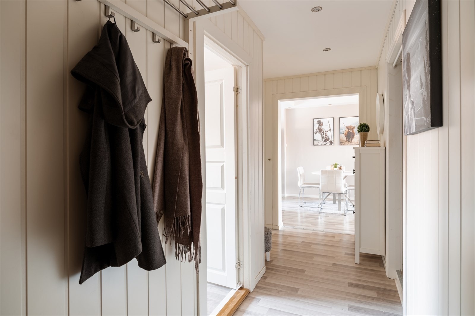 Hoveddøren er brann- og lydklassifisert for økt sikkerhet og komfort. Galleribilde