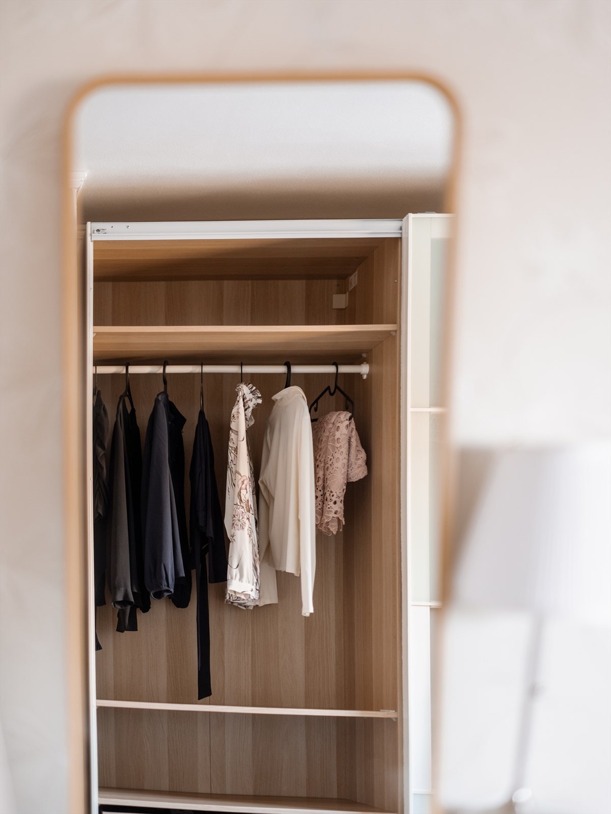 Garderobeskapet gir en ryddig og organisert oppbevaring. Galleribilde