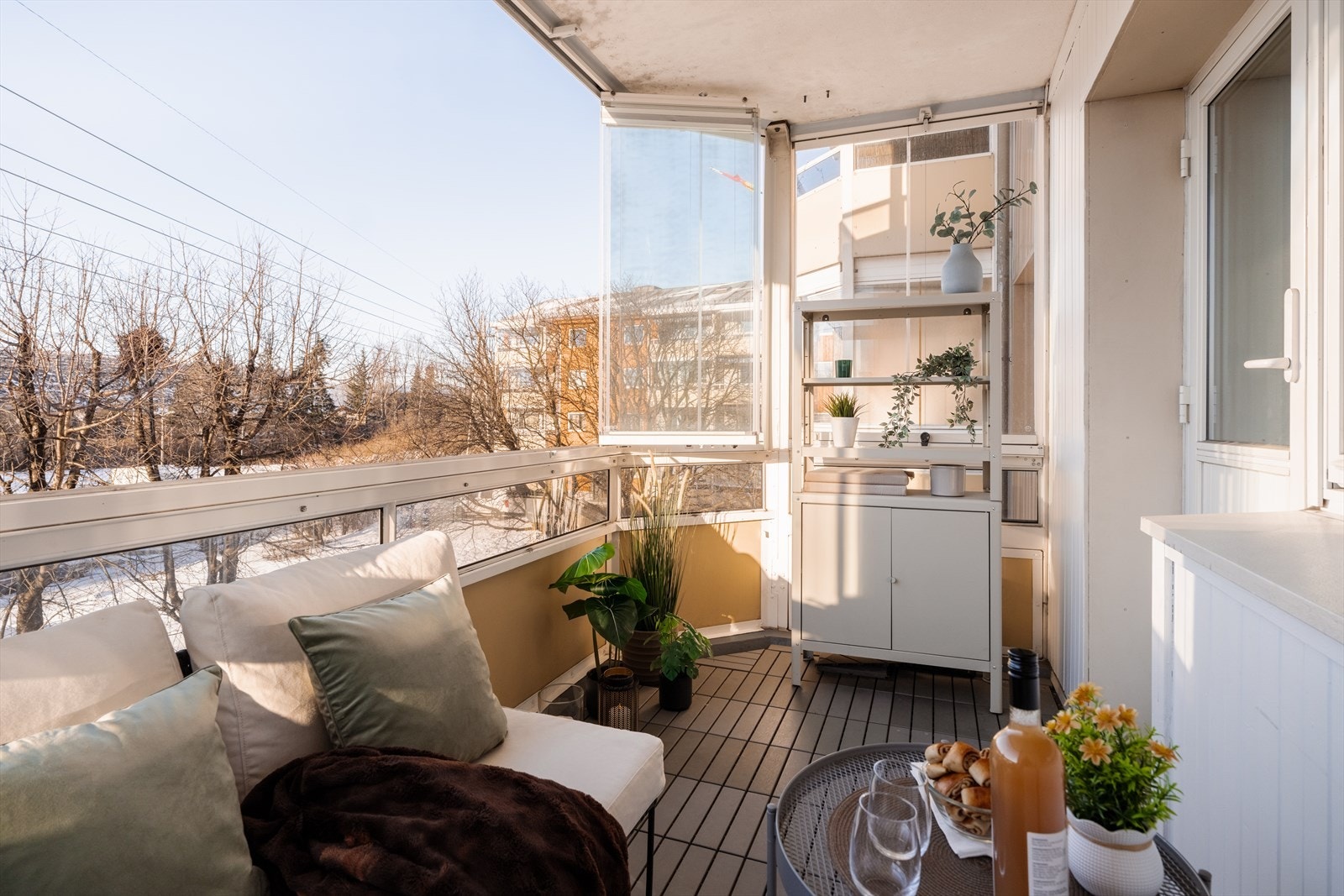 Innglassingen fra 2021 gjør balkongen til et anvendelig uterom store deler av året. Galleribilde