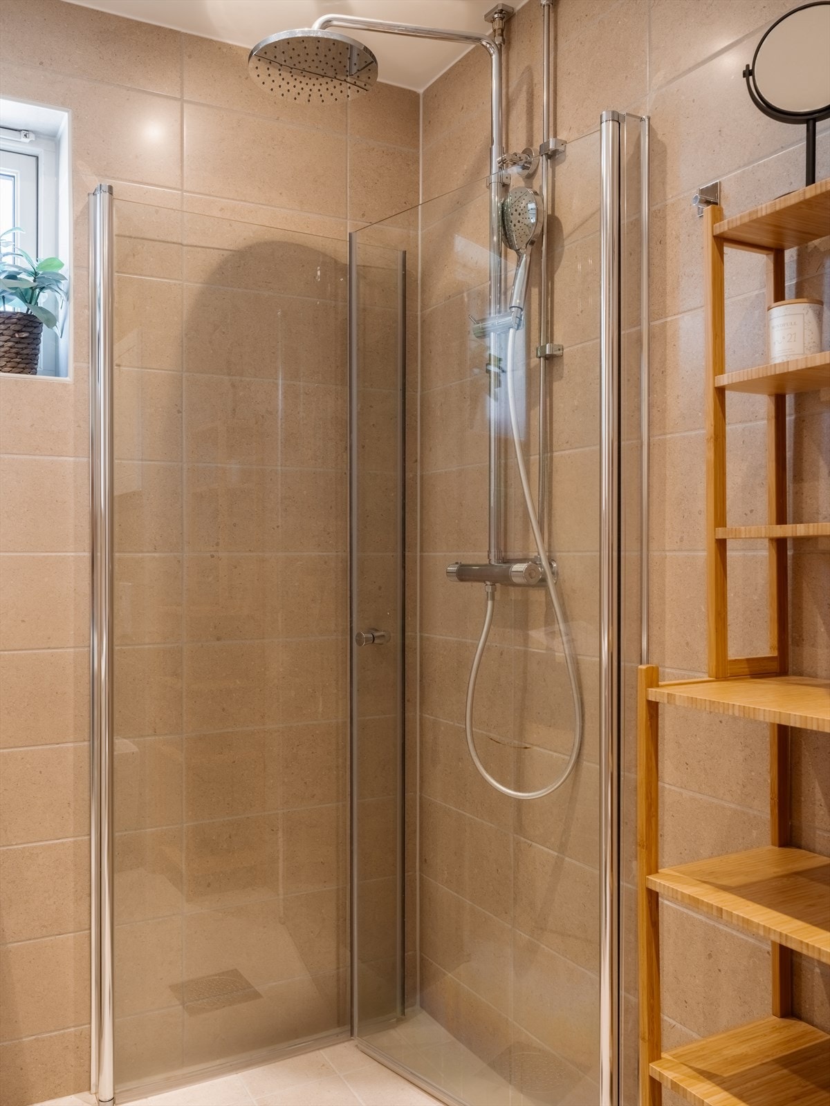 Her er det flislagt gulv med elektriske varmekabler og et praktisk dusjhjørne. Galleribilde