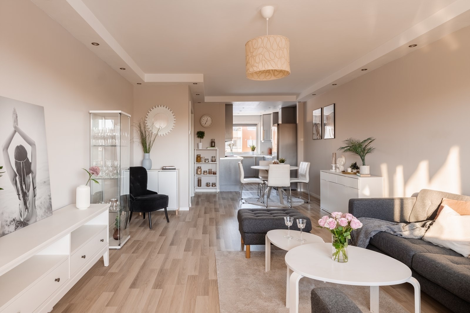 Den åpne løsningen mot kjøkkenet skaper en sosial og luftig atmosfære. Galleribilde