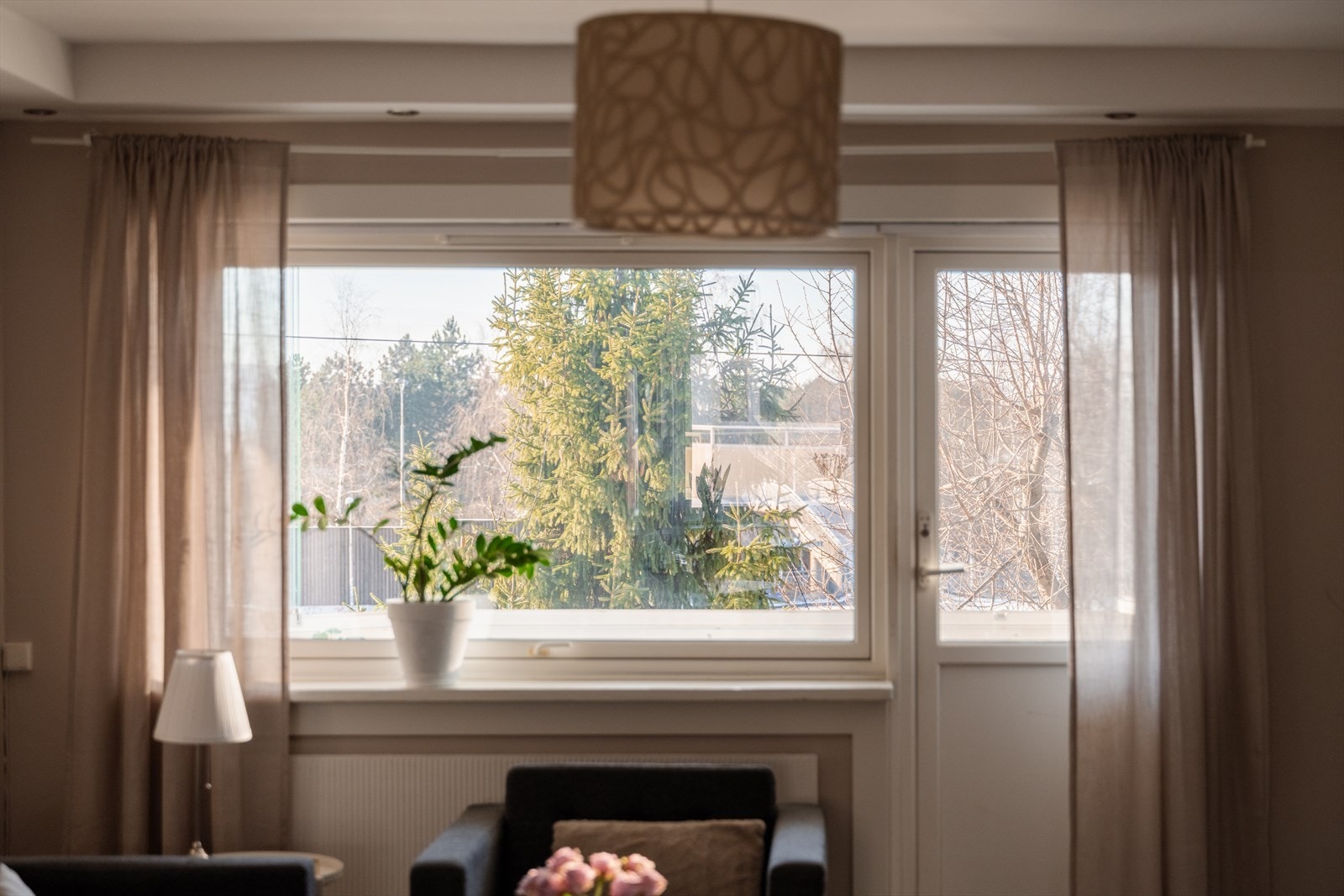 Leiligheten oppvarmes med radiatorer, som sikrer en jevn og behagelig varme. Galleribilde