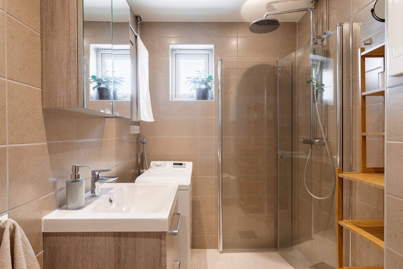 Badet ble renovert i 2025 i regi av borettslaget og har opplegg for vaskemaskin. Galleribilde