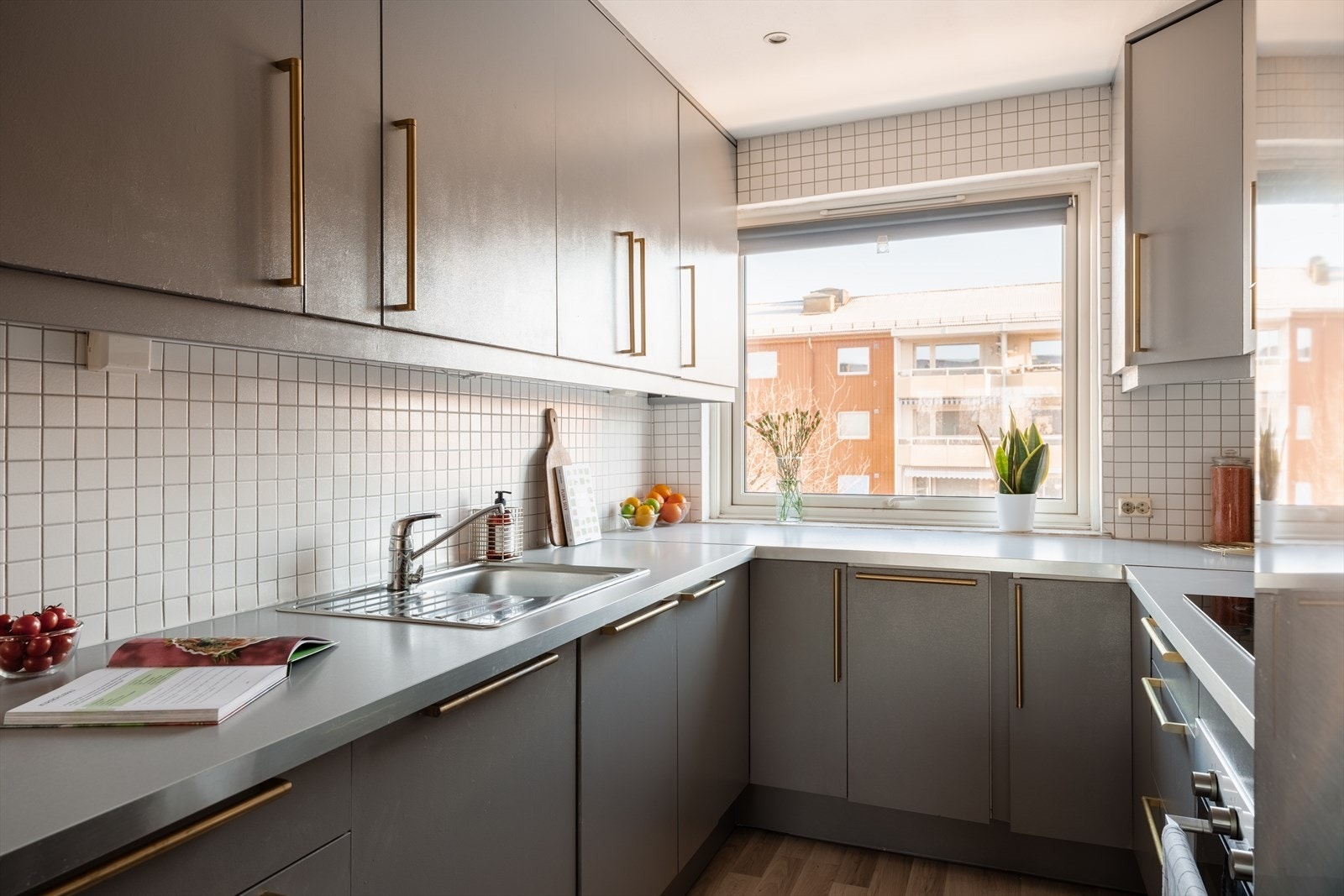 Solid laminatbenkeplate med nedfelt oppvaskkum gir gode arbeidsflater. Galleribilde