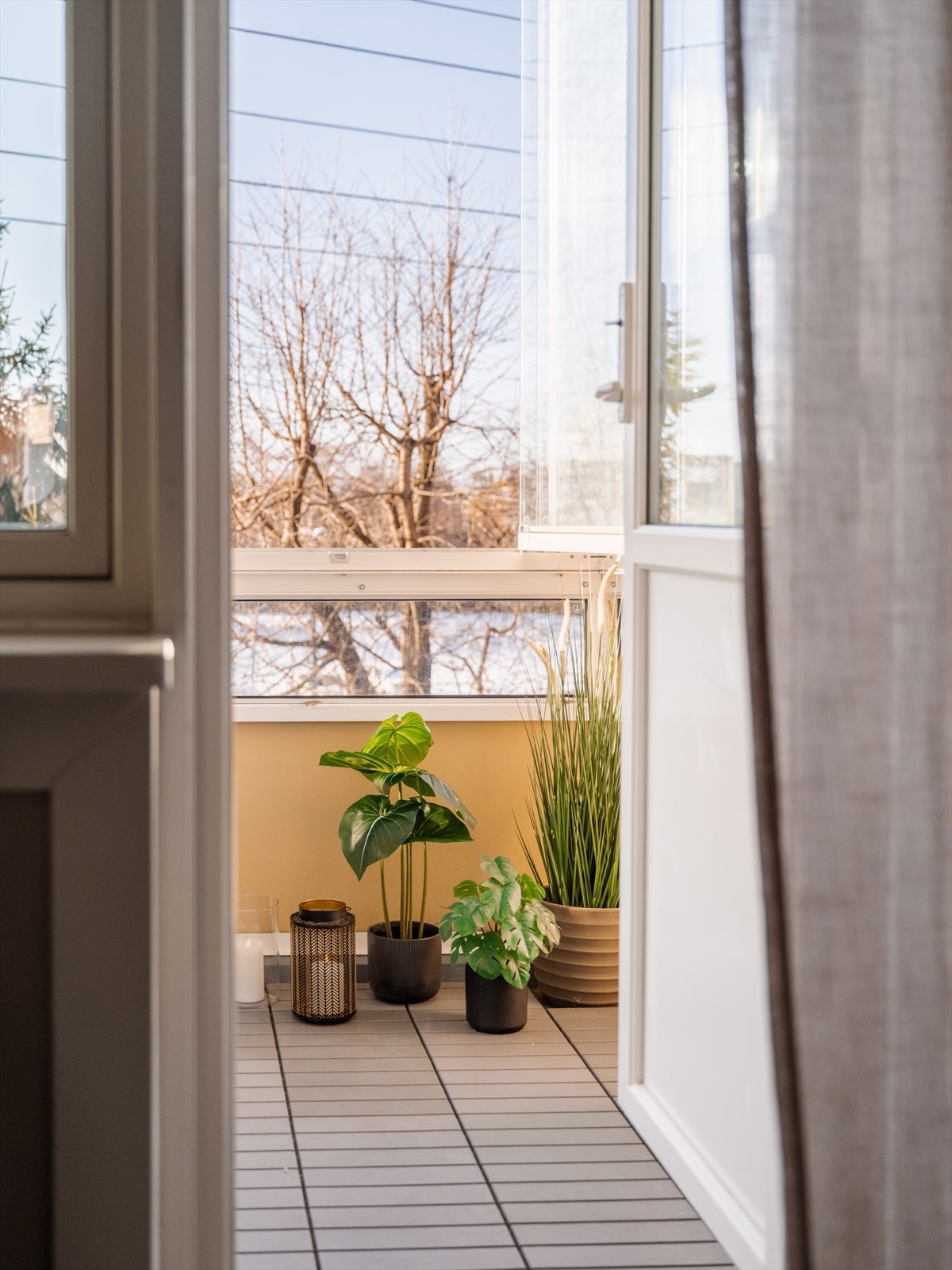 Balkongdøren i malt tre er fra 2013, samme år som vinduene ble skiftet. Galleribilde