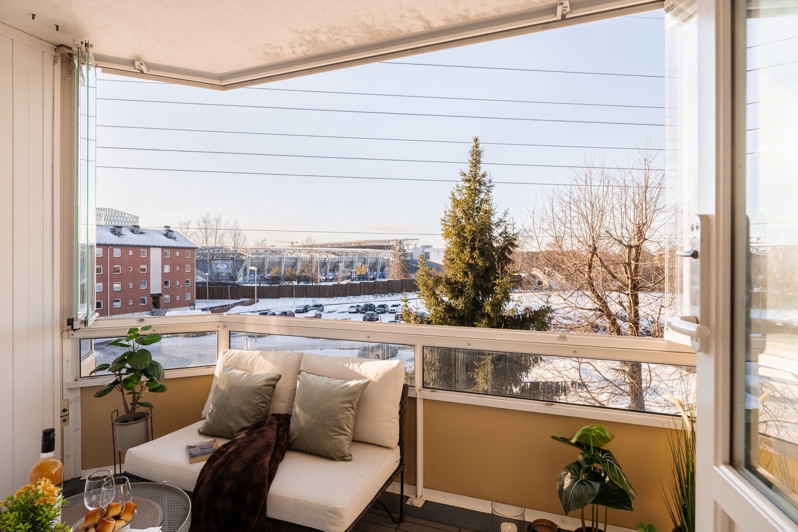 Fra stuen er det utgang til en romslig, innglasset balkong på 9 m². Galleribilde