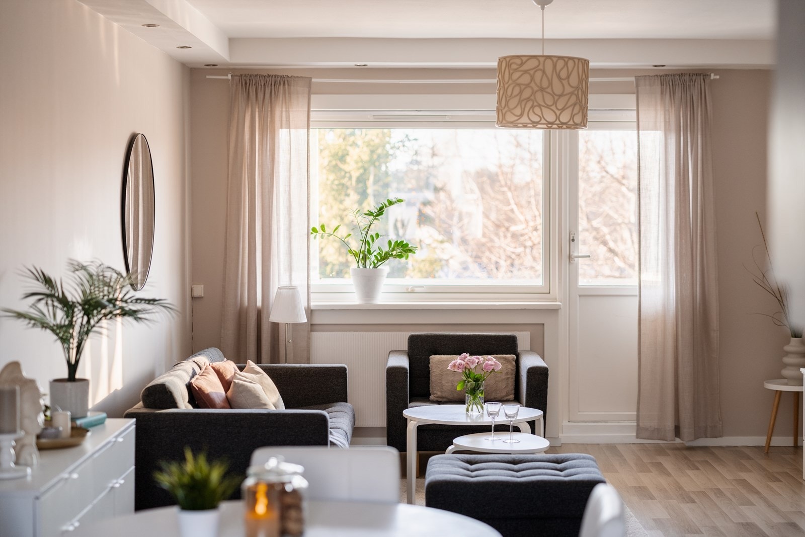 Store vindusflater med 2-lags glass fra 2013 slipper inn rikelig med lys. Galleribilde