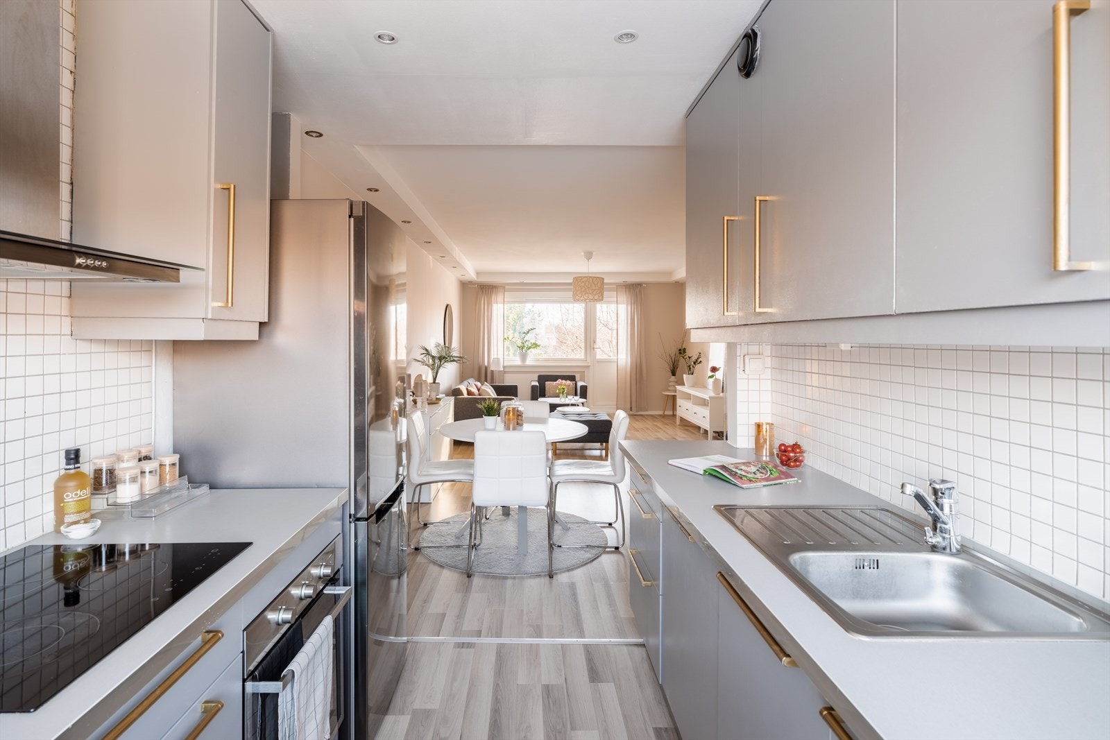 Kjøkkenet er utstyrt med integrert stekeovn og koketopp. Galleribilde