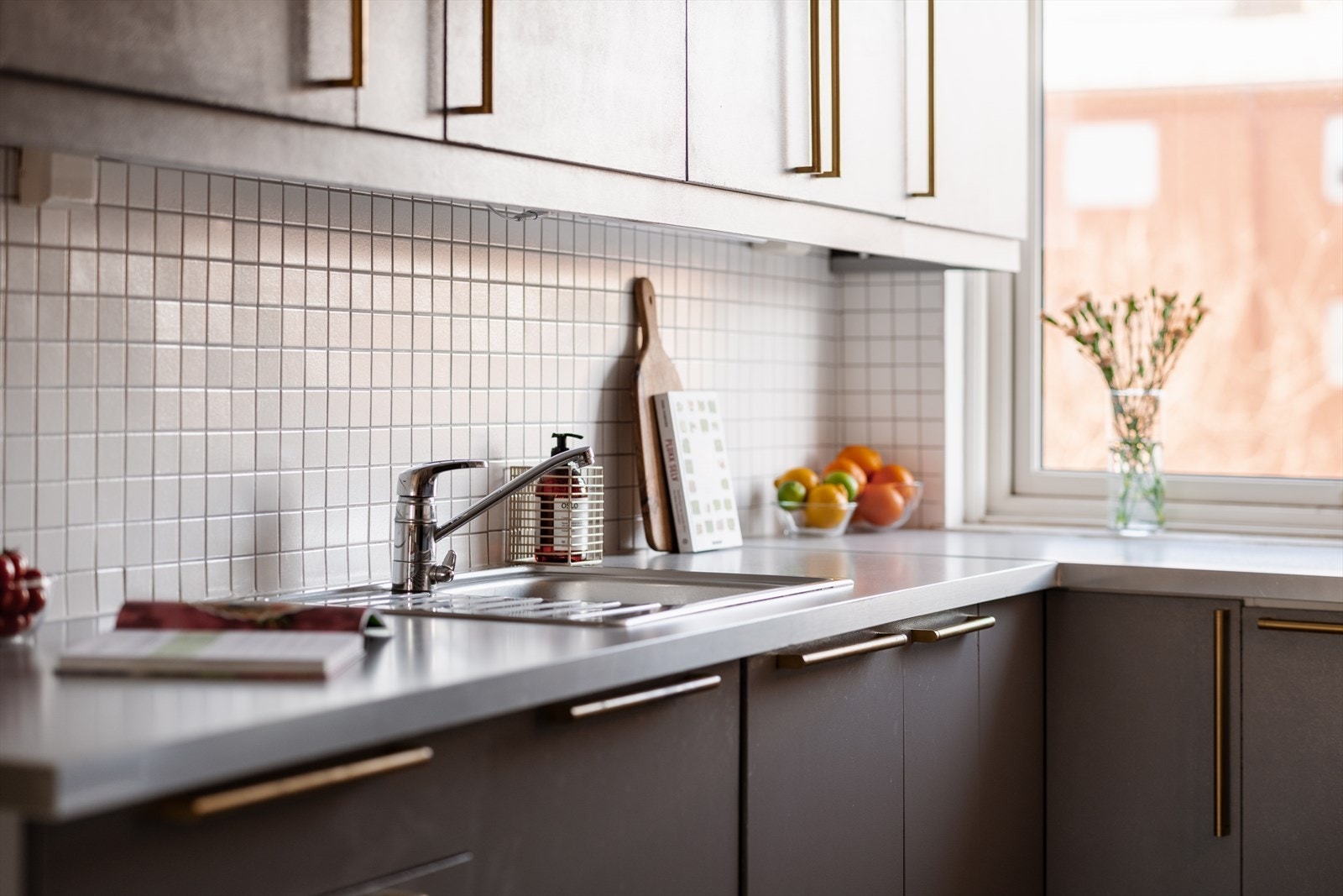 For økt trygghet er det installert lekkasjesikringssystem i kjøkkenbenken. Galleribilde