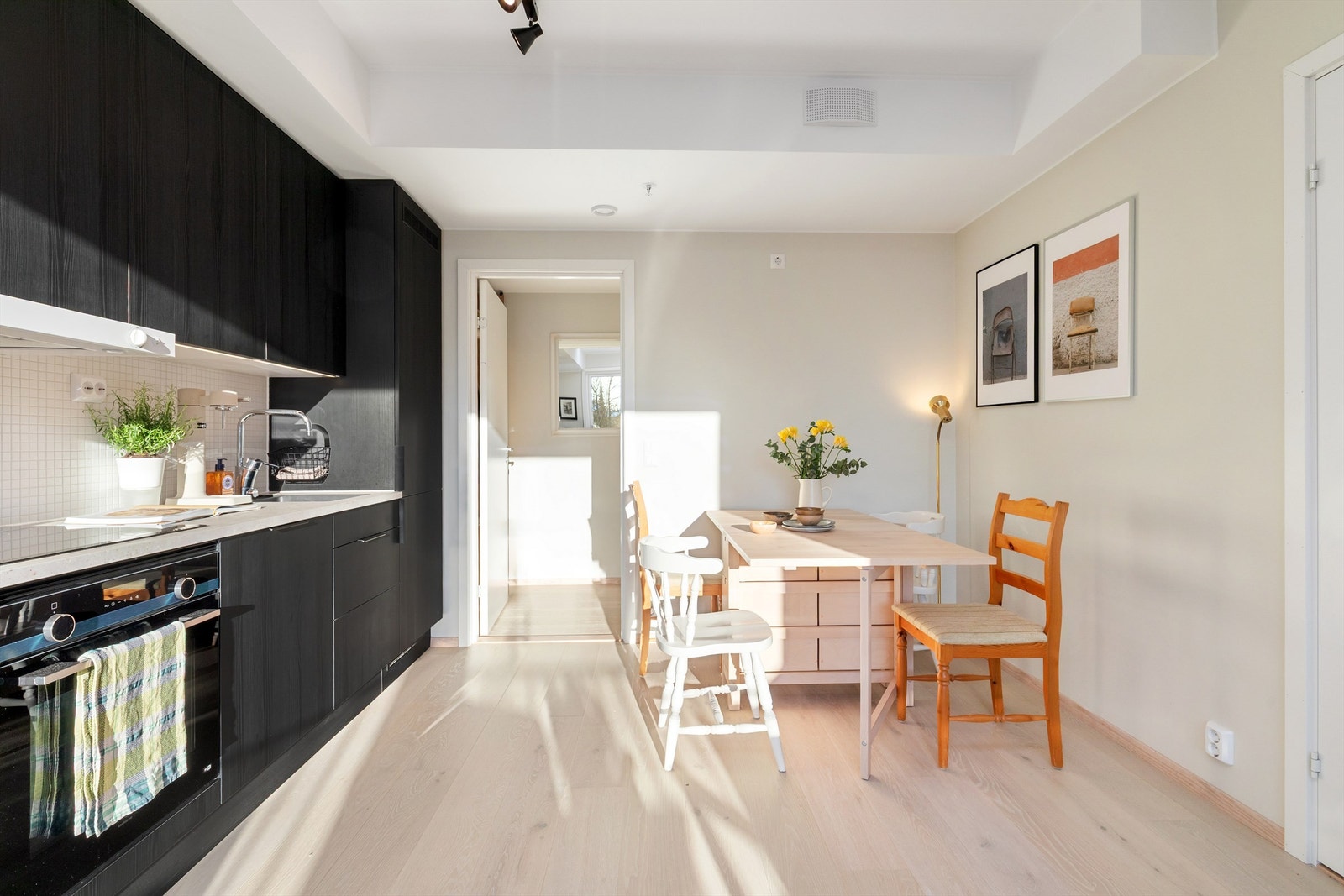 Stilrent og moderne kjøkken fra HTH med integrerte hvitevarer Galleribilde