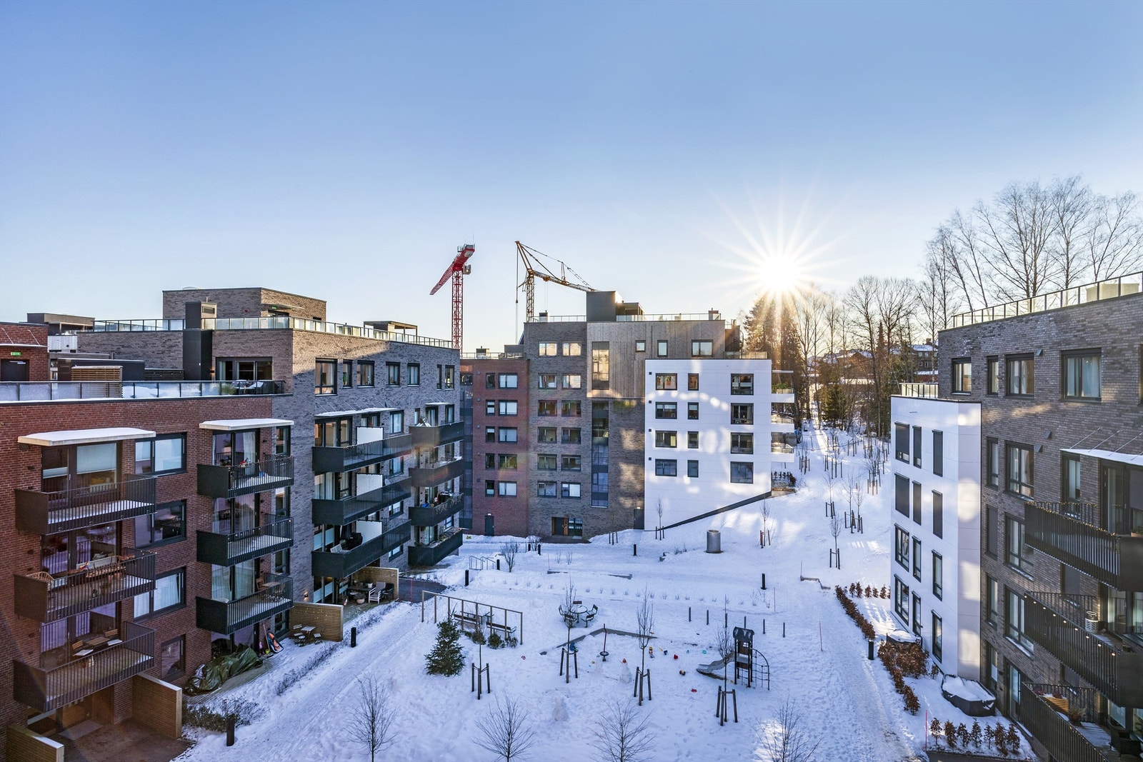 Hyggelig utsyn fra balkongen. Leiligheten vender ut mot gårdsrommet, her kommer det ikke opp bebyggelse rett foran Galleribilde